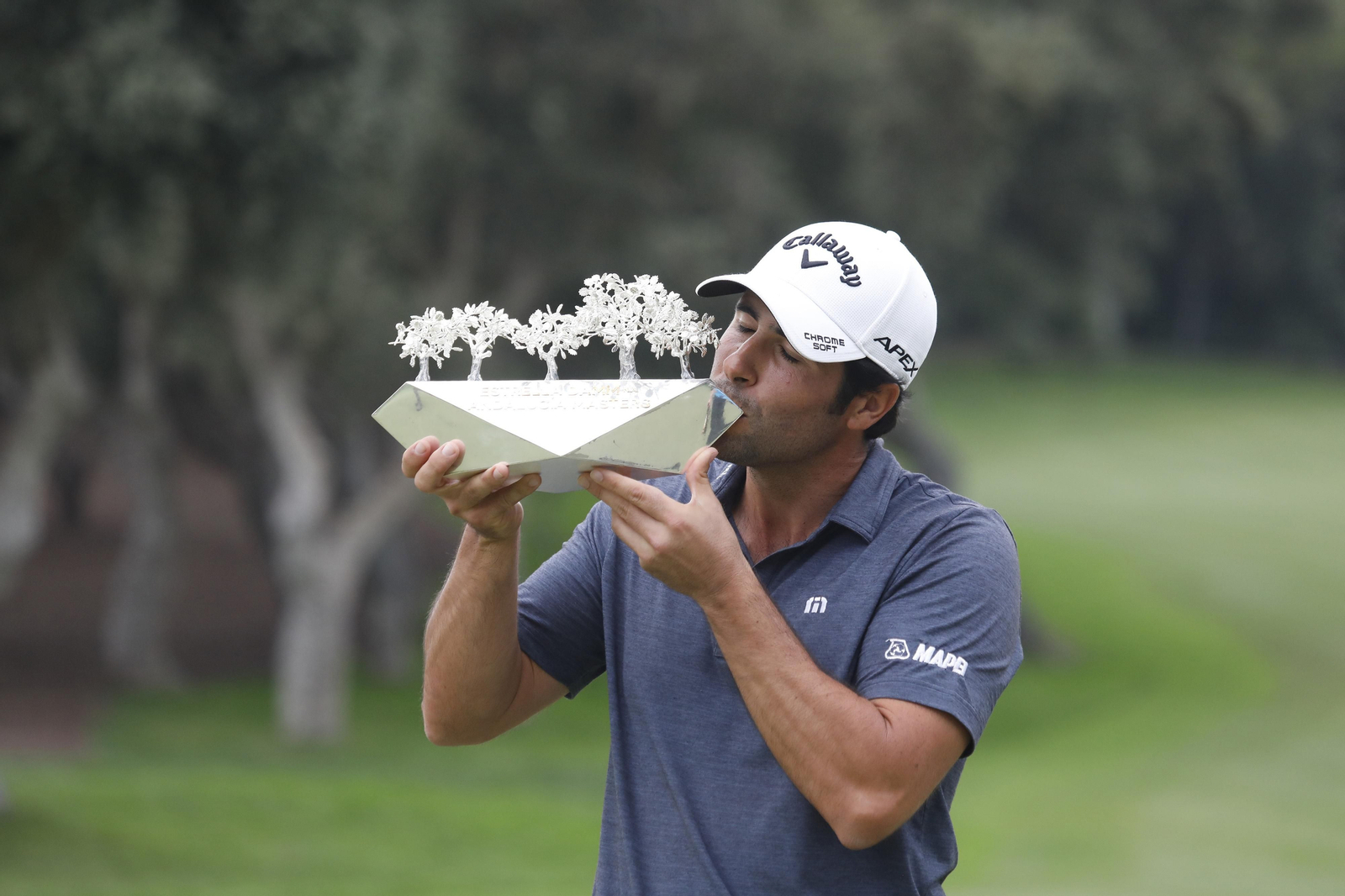 Adrián Otaegui besa el trofeo de campeón en Valderrama. Adrián Otaegui besa el trofeo de campeón en Valderrama.