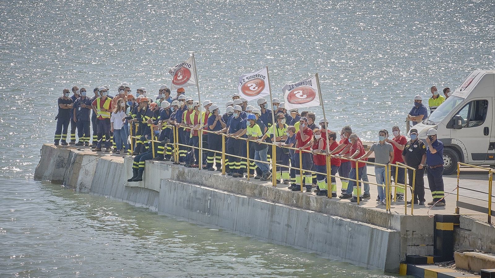 Trabajadores de la industria naval durante la botadura de una de las corbetas en San Fernando
