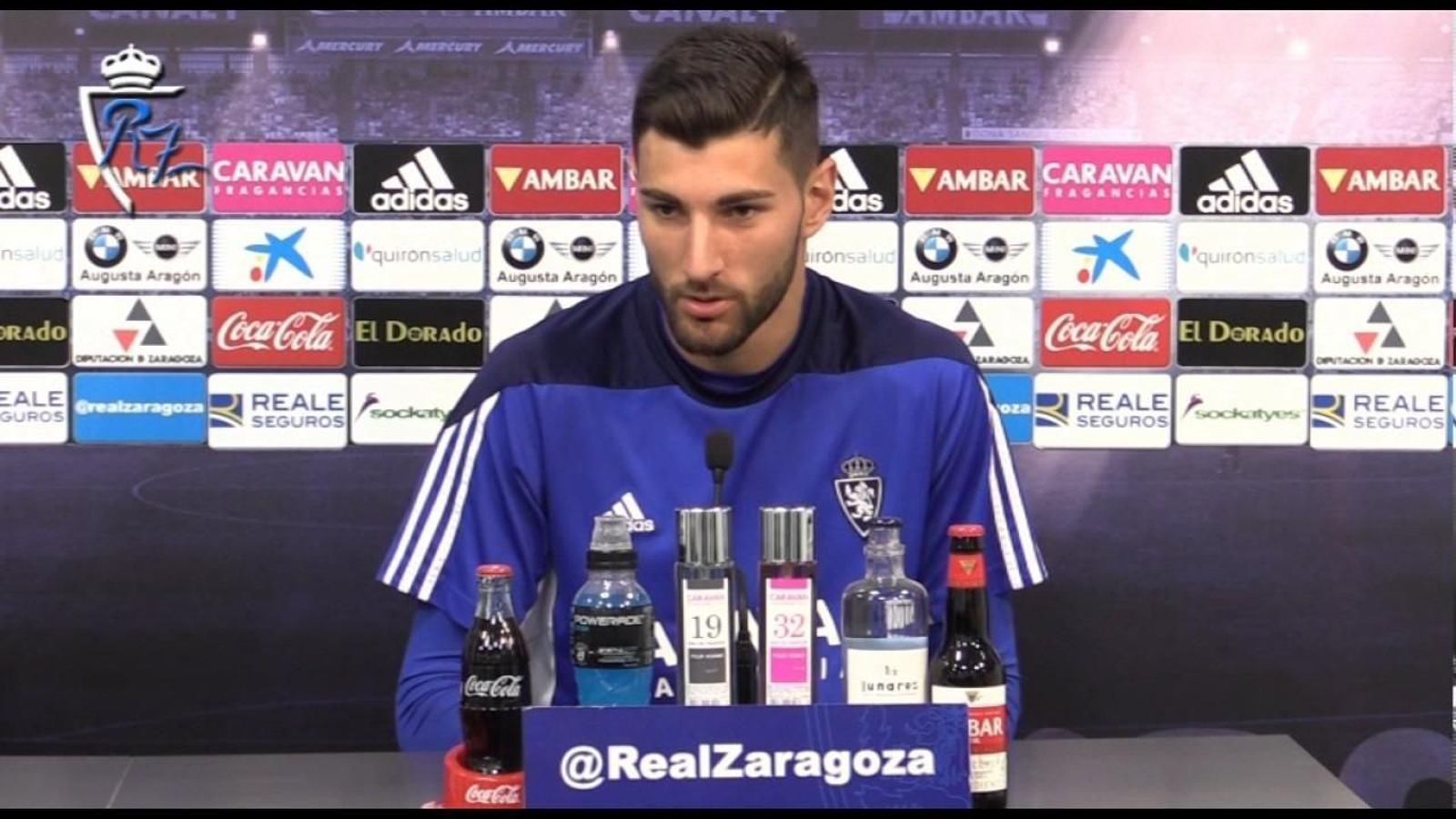 Ratón atiende a los medios de comunicación.