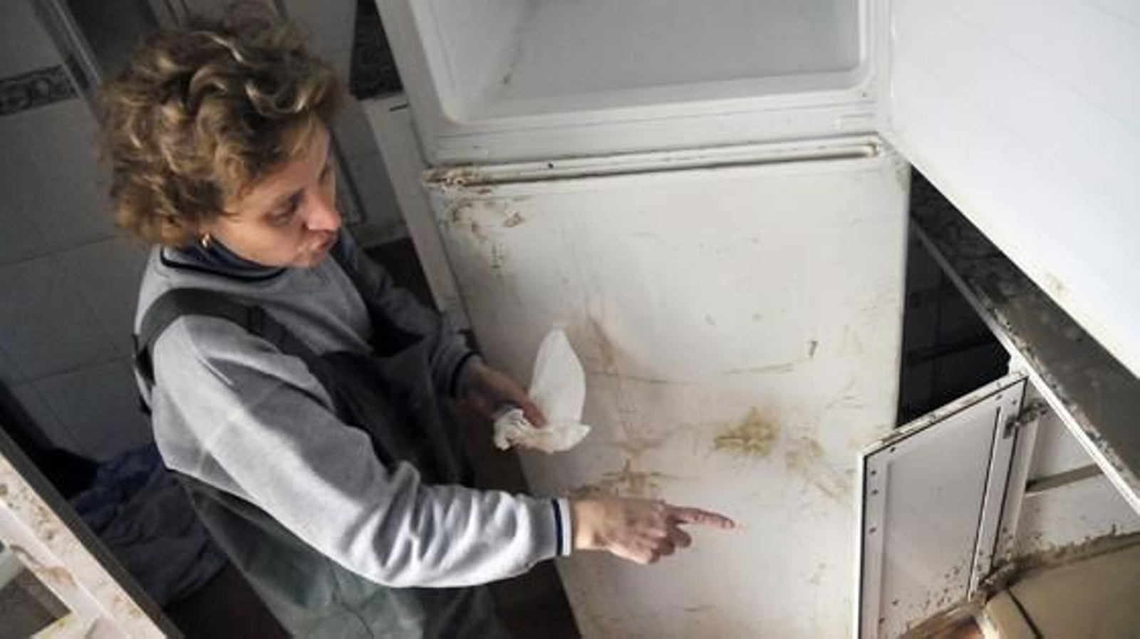 Los vecinos de Lora se afanan en limpiar tras las intensas lluvias.

Foto: Juan Carlos Vázquez