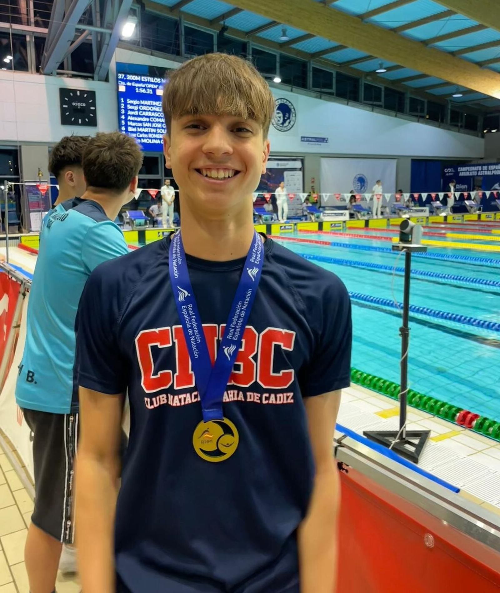 Joaquín Pavón Soto sonriente con una de sus medallas.