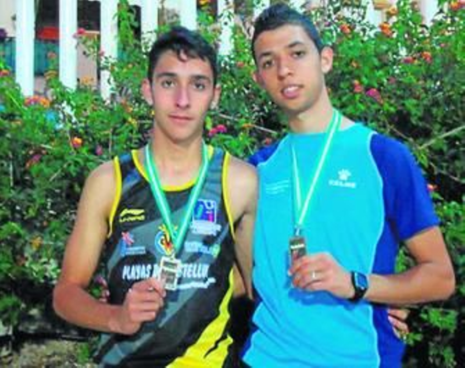 Daniel Ramos y Fakhreddine Aoulad, plata y oro en los 1.500 metros del Andaluz juvenil, con sus medallas.