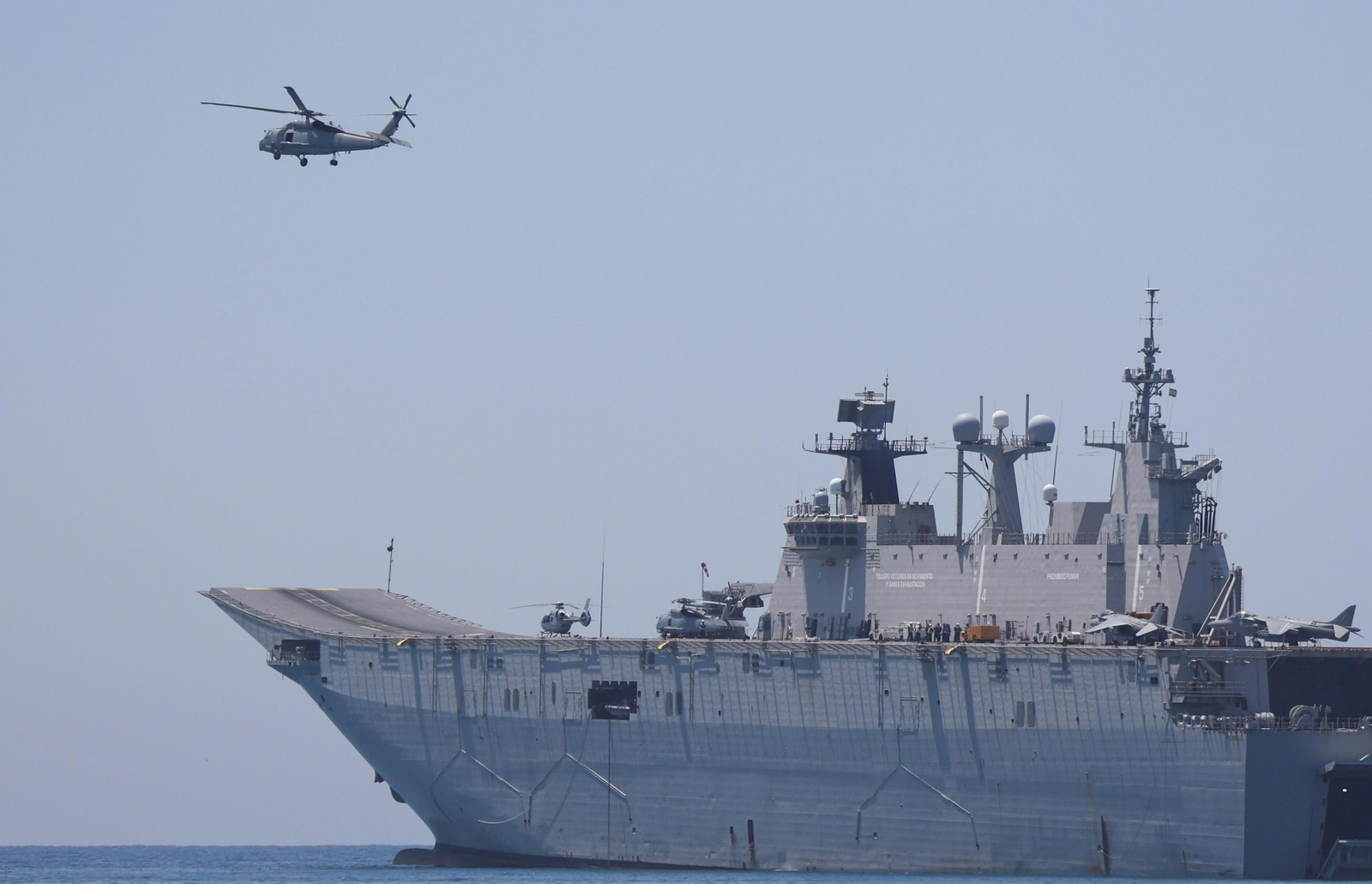 Los buques de la Armada 'Juan Carlos I' y 'Galicia' ya están en Málaga para el desembarco, en fotos