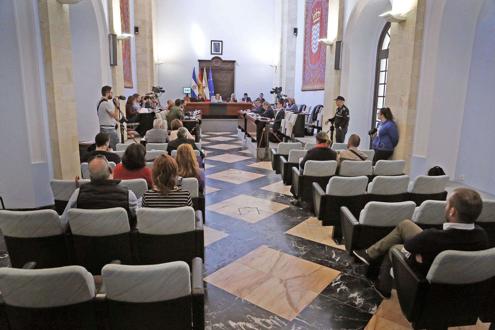 Panorámica del salón de pleno durante la sesión celebrada ayer.