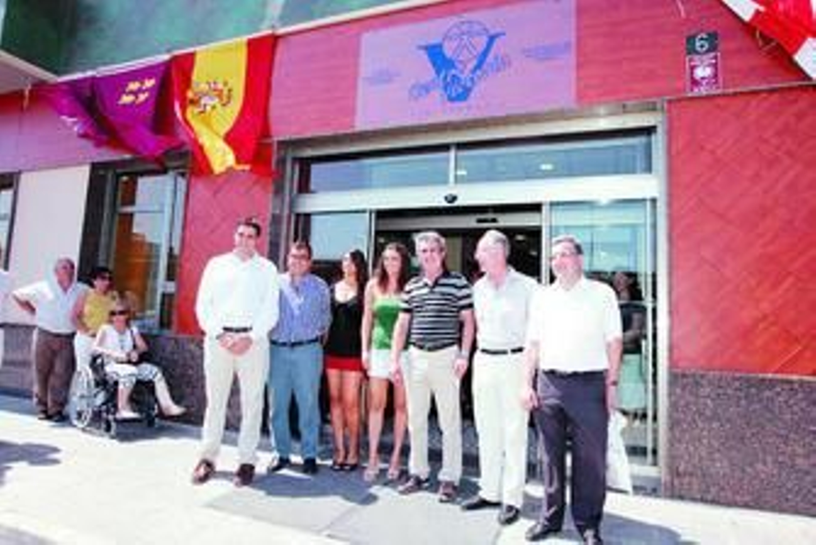 Domingo Victoria posa junto con familiares y amigos a las puertas de su nueva clínica.