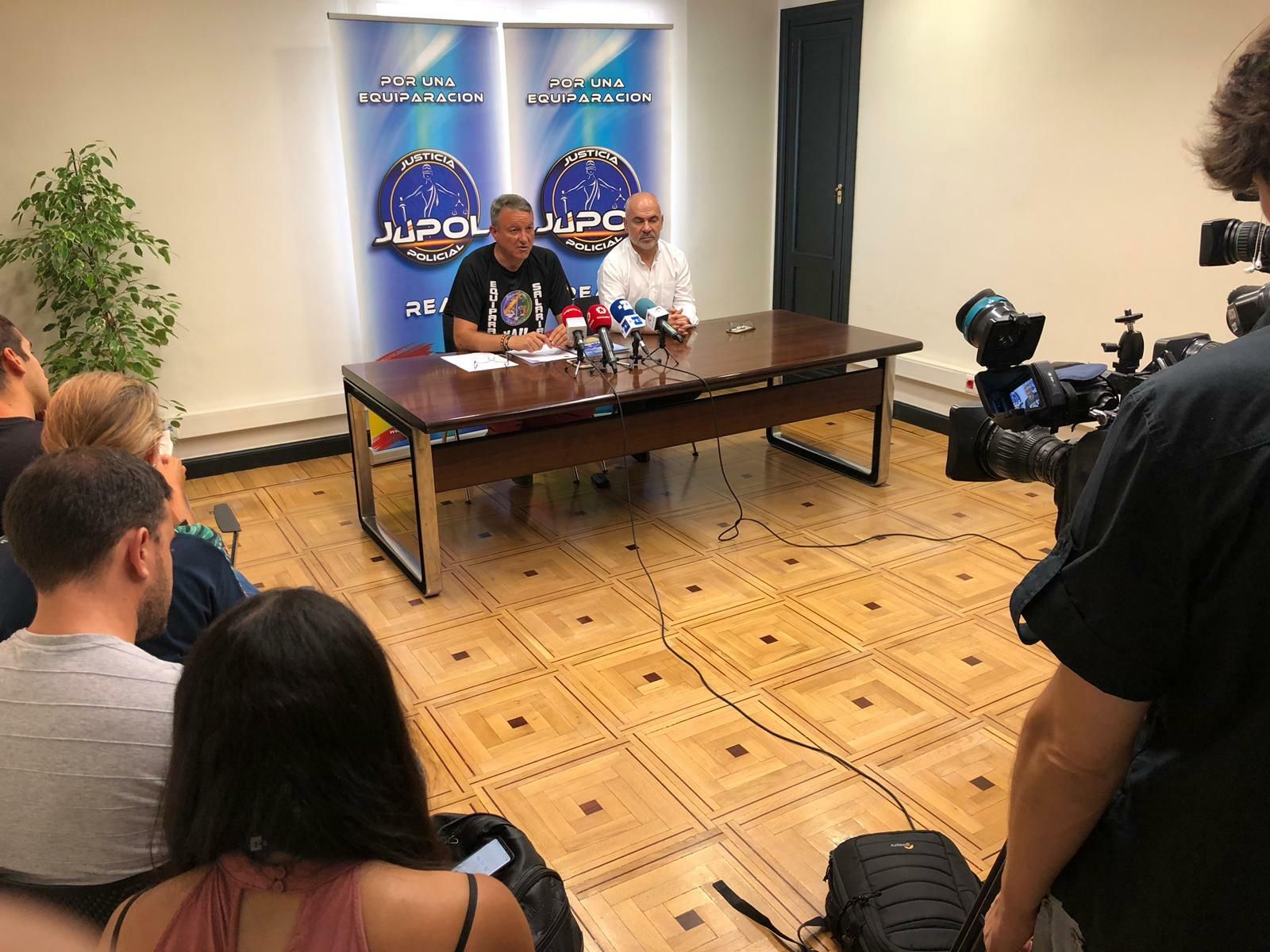 El secretario general de Jupol, José María García, y el abogado Antonio Luis Vázquez.