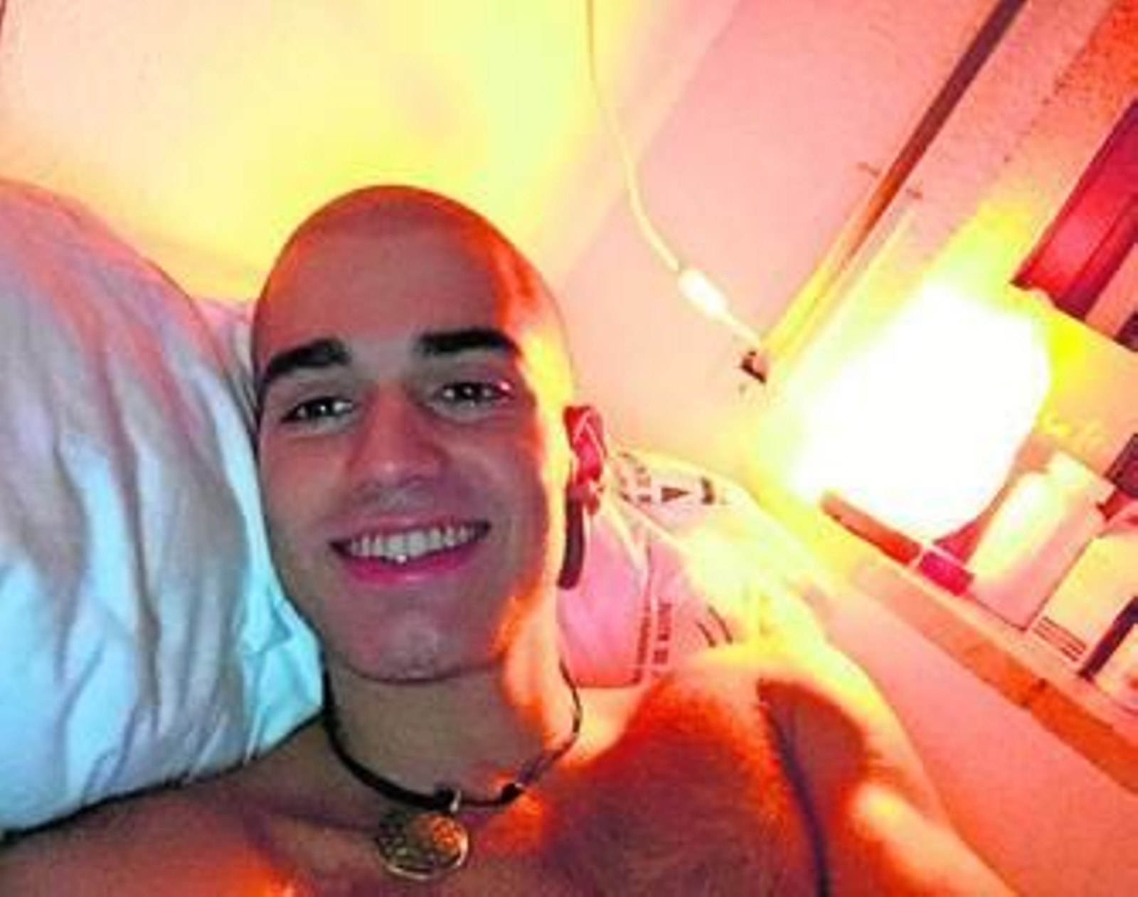 Pablo Ráez, en el hospital, en una imagen de su perfil de Twitter.