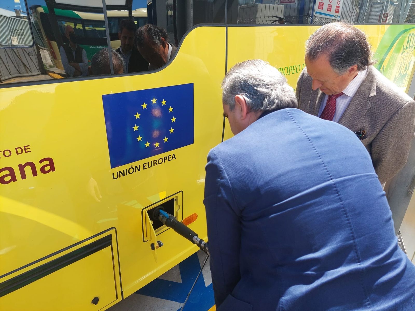 Repostaje de uno de los autobuses de gas natural licuado.