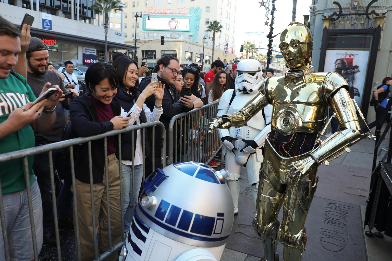 Aficionados tomando fotos a los personajes de la saga en el estreno de 'Star  Wars' en 2017.