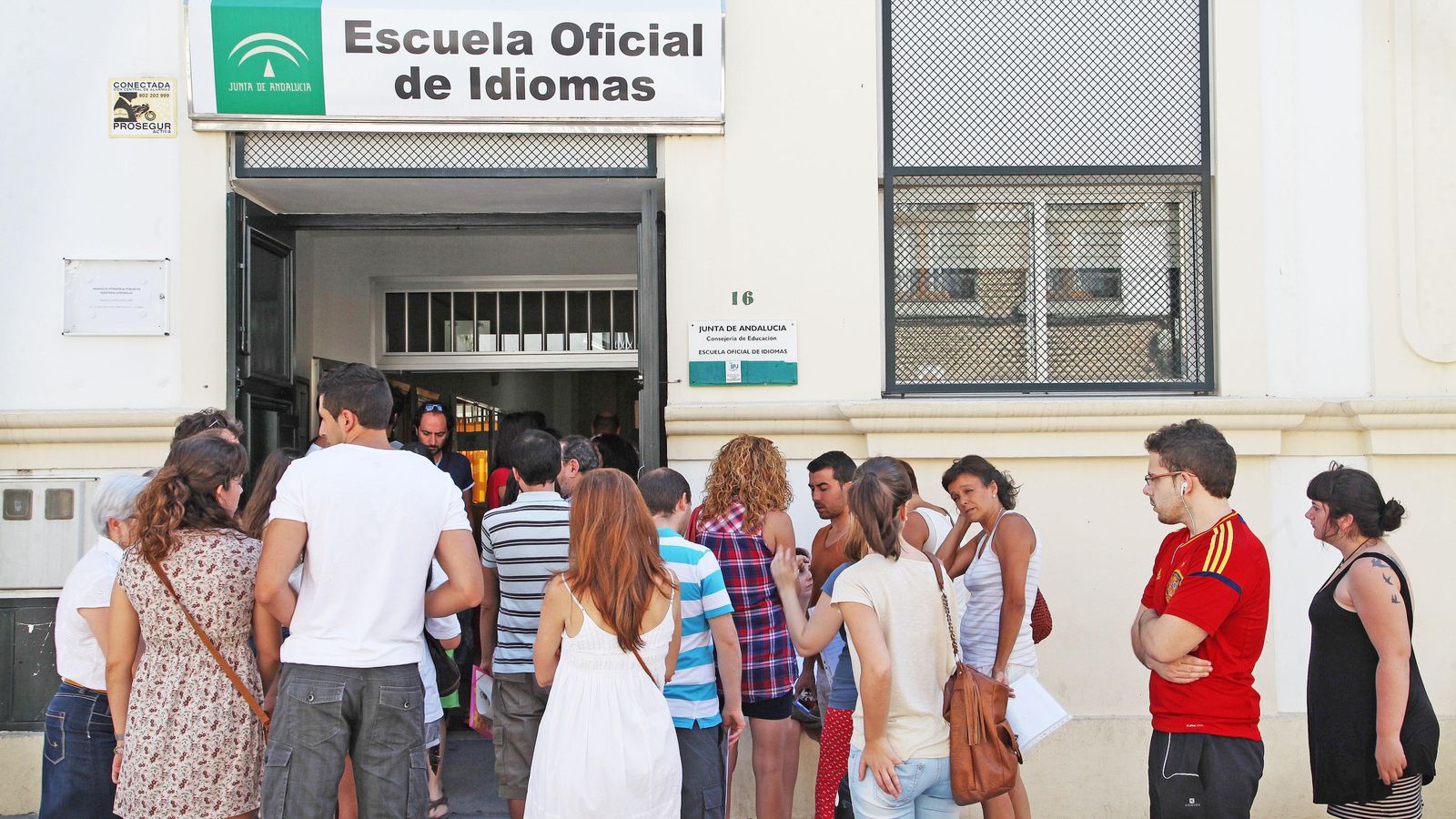Una de las largas colas para cursar matrículas en la sede de Taxdirt.