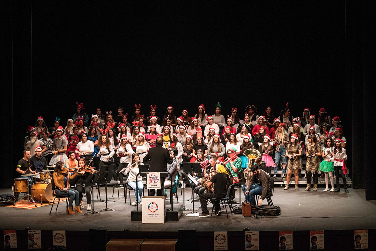 Ayudemos a un niño conquista a 1.400 escolares con un recital.