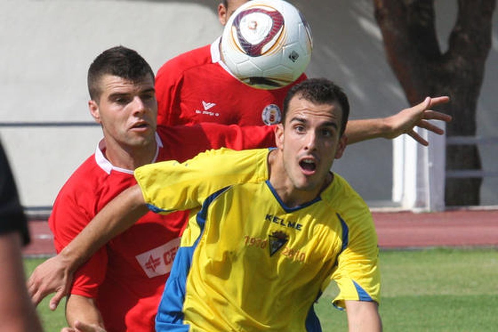 Tras la victoria en el partido 2-0, el San Roque consigue situarse en la zona cálida de la clasificación  

Foto: Paco Guerrero
