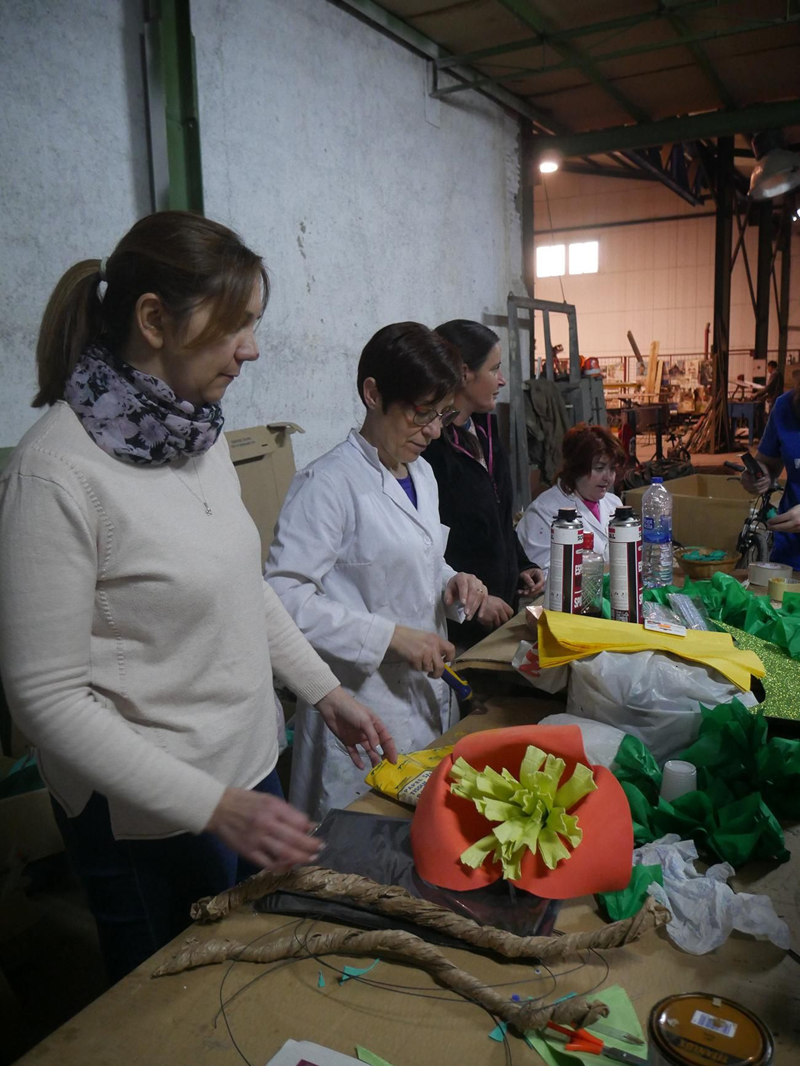 Imágenes de la elaboración de las carrozas tradicionales de Canjáyar