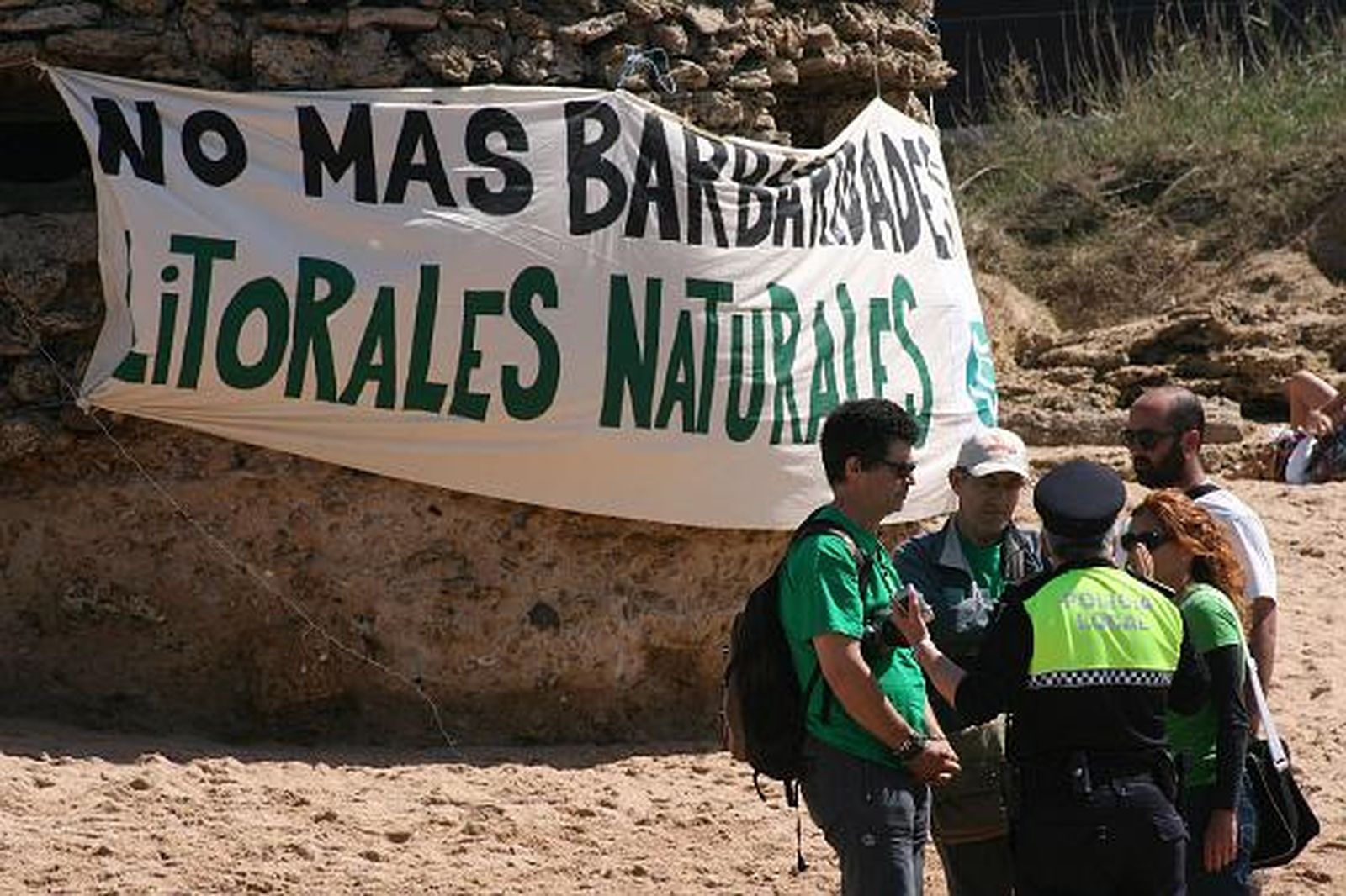 Unas 600 personas se concentran para protestar contra el macroproyecto hotelero en El Palmar. 

Foto: Manuel Aragon Pina