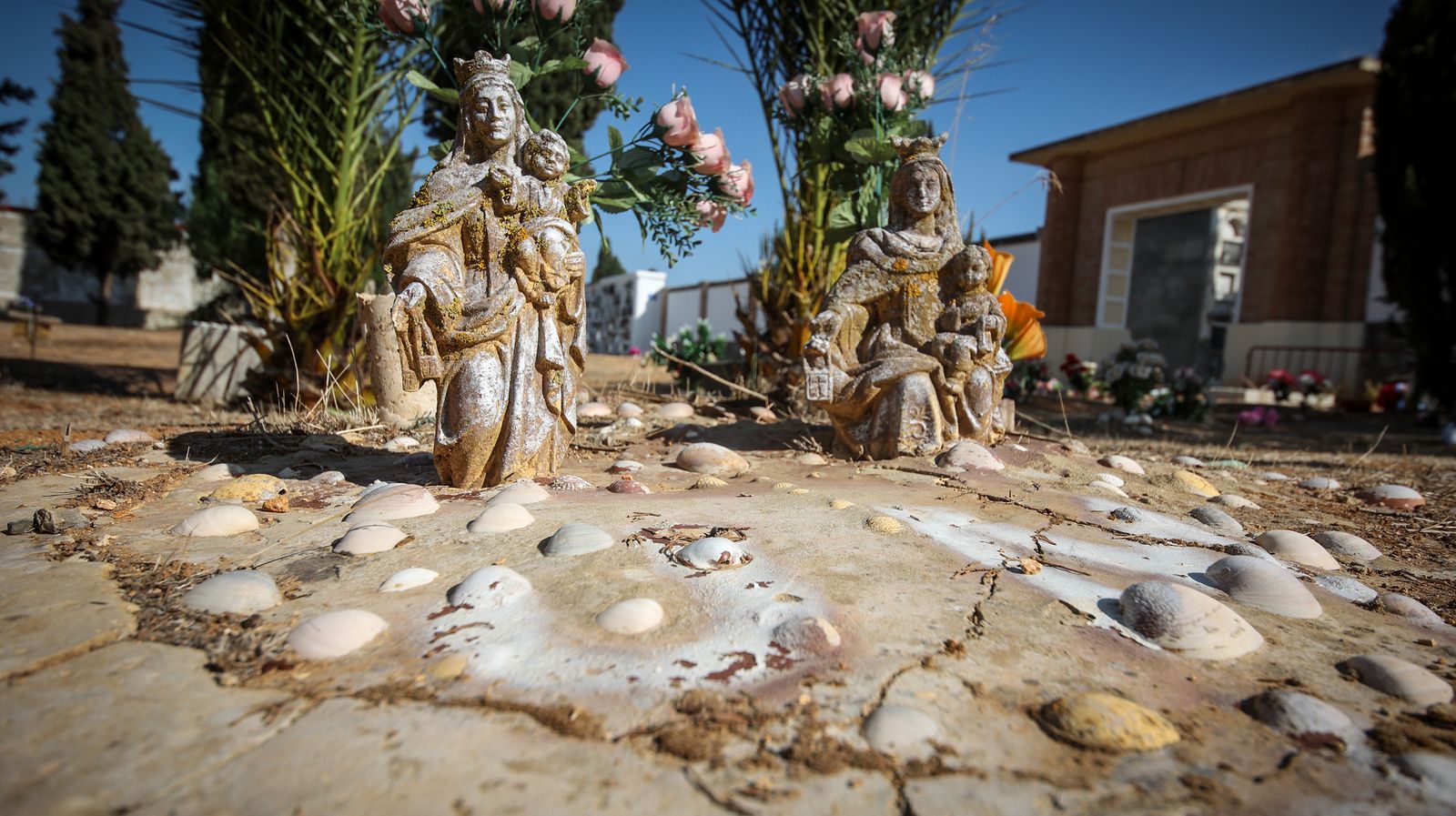 Día de recuerdo y emociones en el cementerio de Jerez