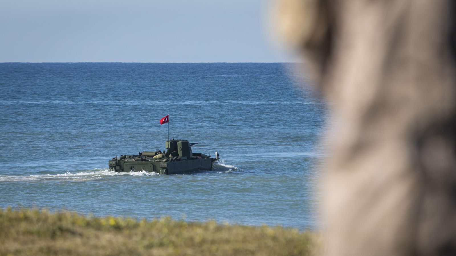 Las imágenes del gran desembarco de la OTAN en Barbate: aviones 'Harrier', helicópteros, lanchas e infantes de Marina asaltan la playa del Retín