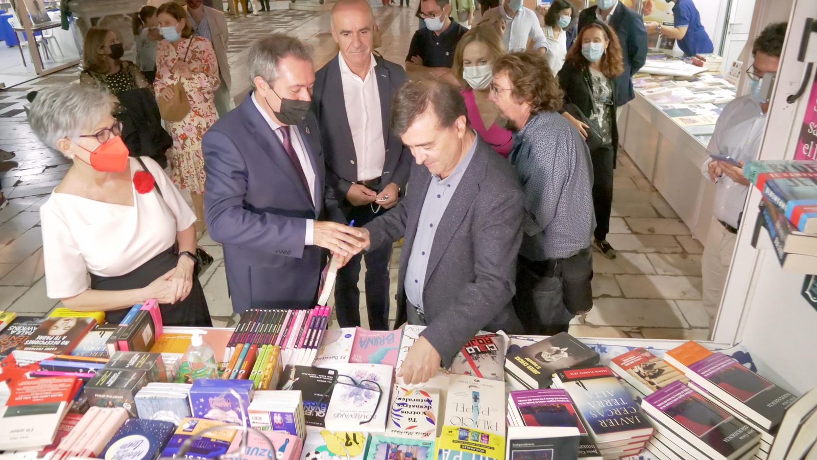 El autor, con Esperanza Alcaide, el alcalde, Juan Espadas, y el delegado de Hábitat Urbano, Cultura y Turismo, Antonio Muñoz.