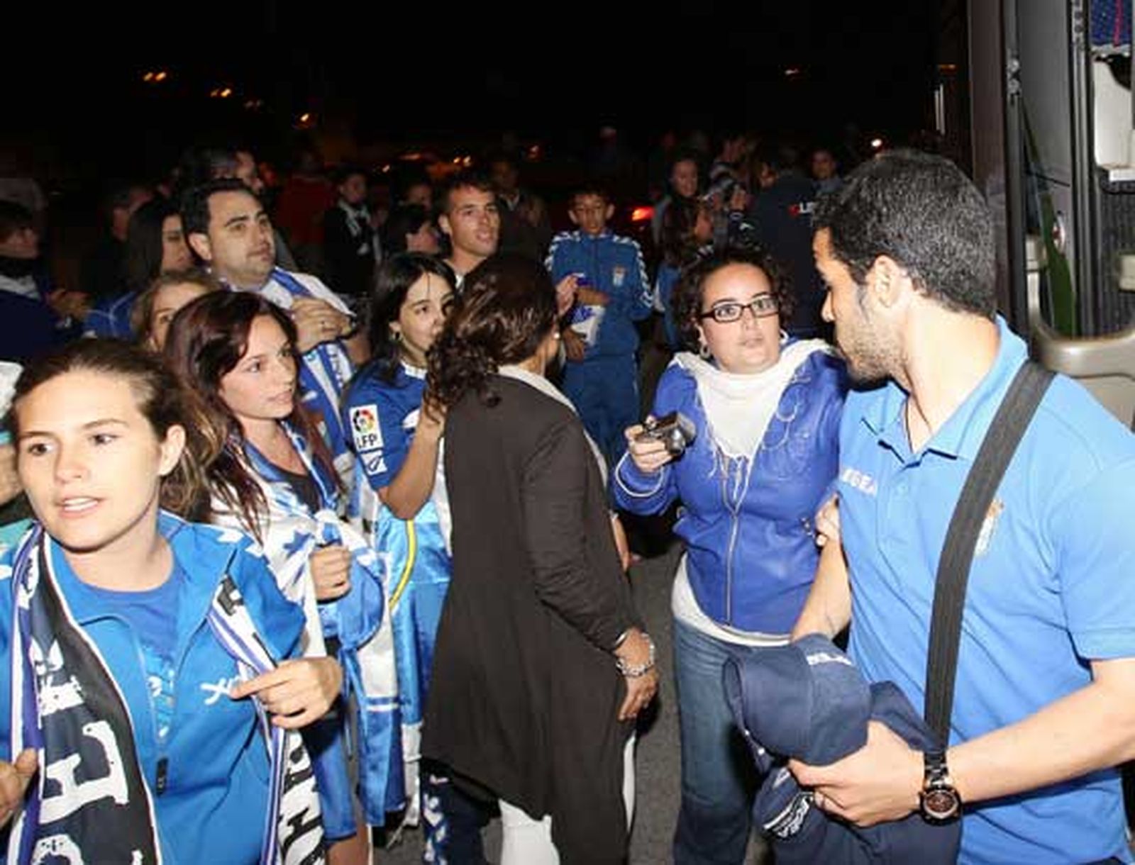 Cánticos de ‘Estos jugadores, sienten los colores’, ‘Gorosito, quédate’, ‘Gorosito, ésta es tu casa’, junto a los habituales de ‘Esta es tu grada’ y ‘Es de Primera, el Xerez es de Primera’ recibieron a la expedición azulina

Foto: Miguel Angel Gonzalez