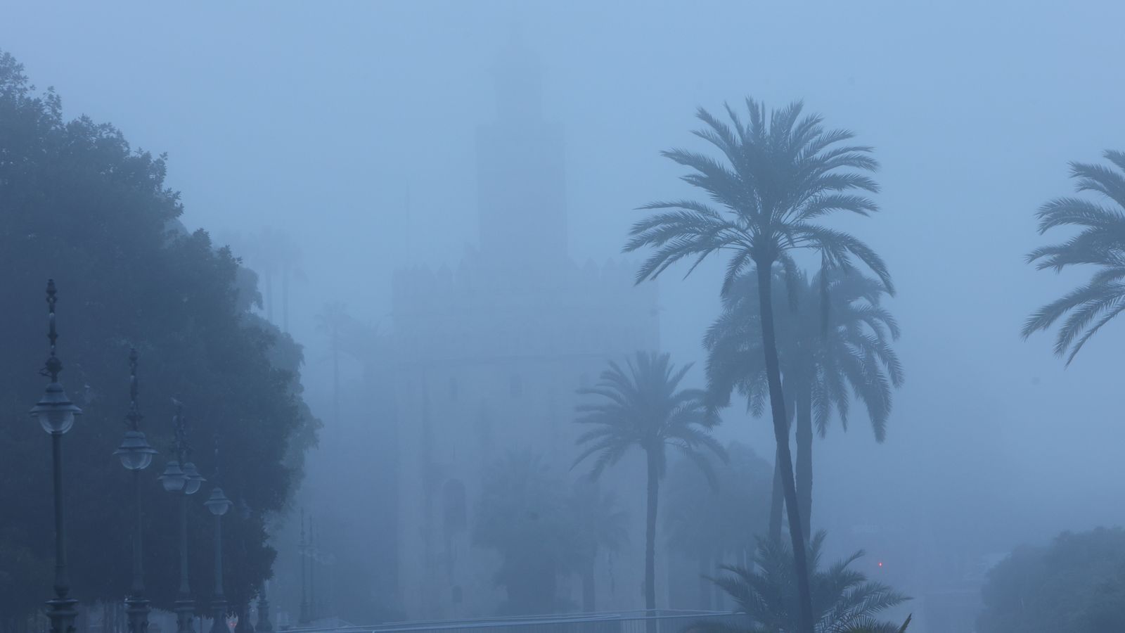 La niebla que cubre Sevilla impide aterrizar a tres aviones y obliga a retrasar varios vuelos