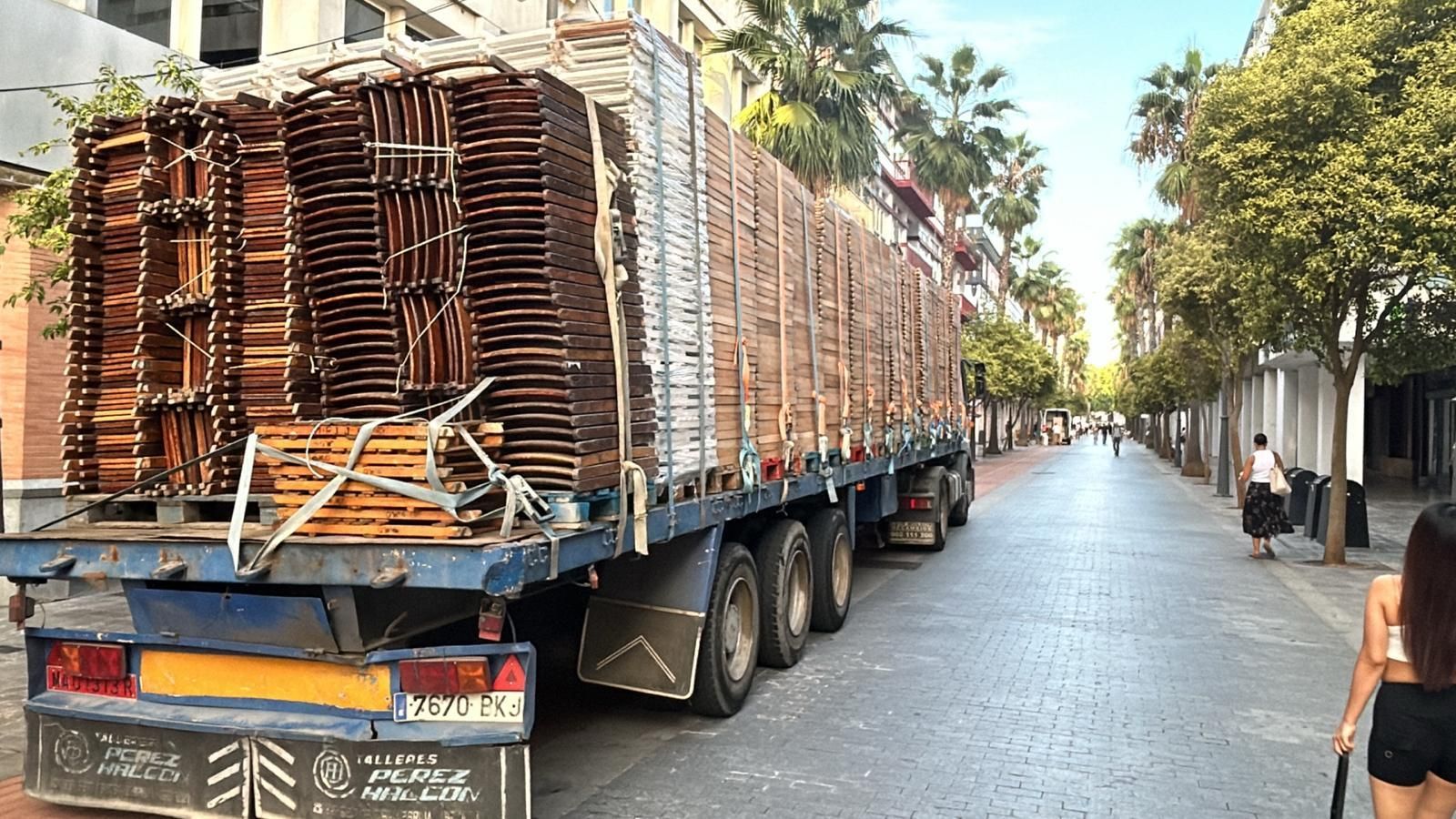 Un camión transporta las sillas que se empiezan a colocar este jueves en la Gran Vía para la Magna.