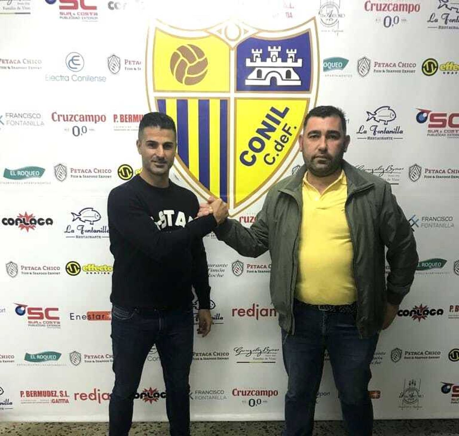 Simón Carro estrecha su mano con Juan Diego Bermúdez, presidente del Conil.