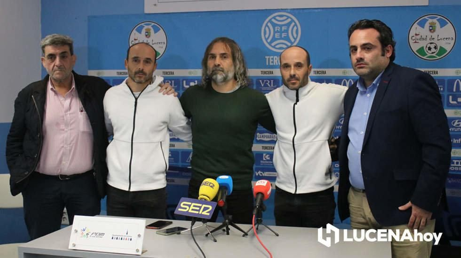 Los hermanos Carrasco, junto a los directivos en su adiós.