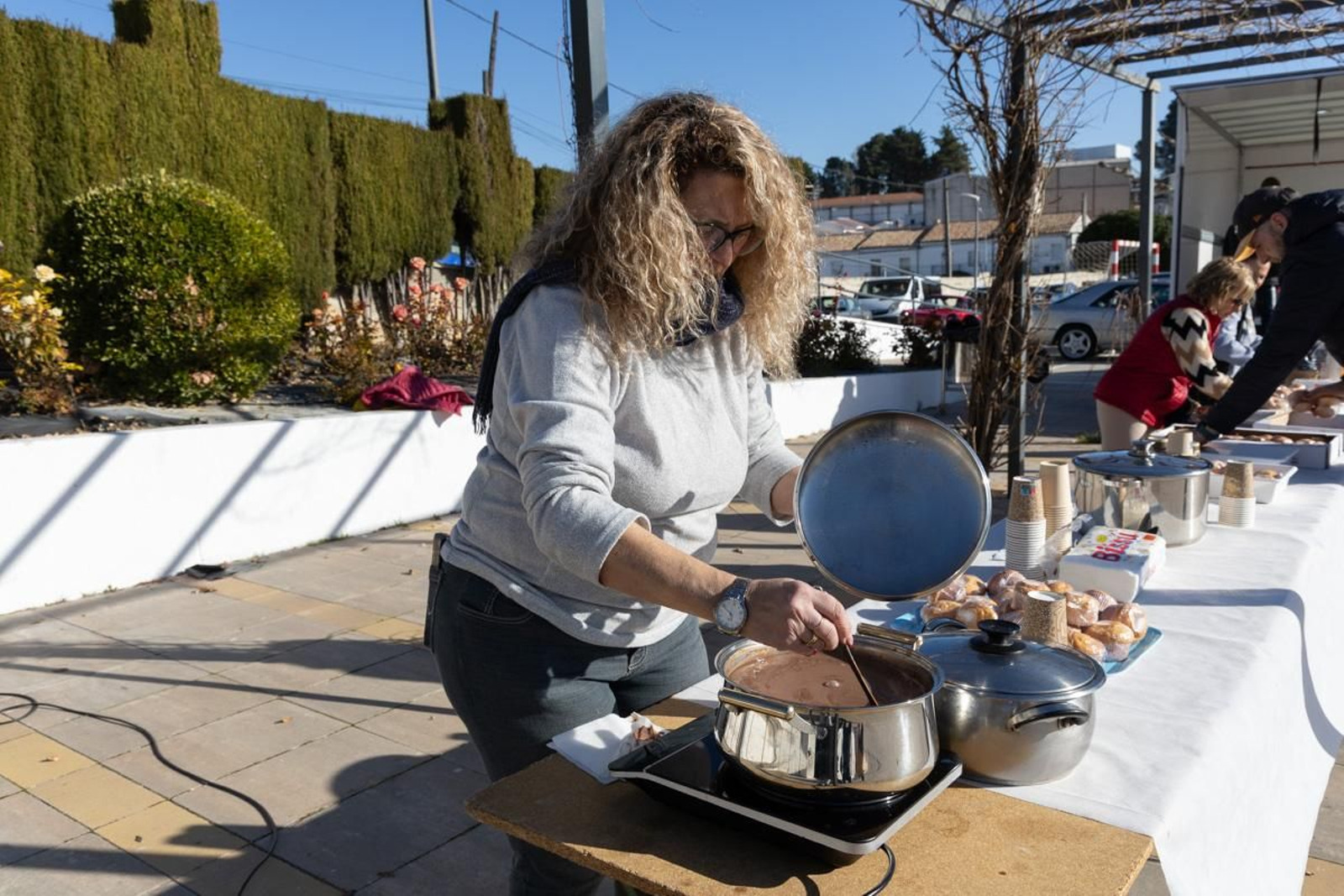 Chocolatada solidaria, caravana de coches, campanadas infantiles y juegos para los más pequeños en Monte Lope Álvarez