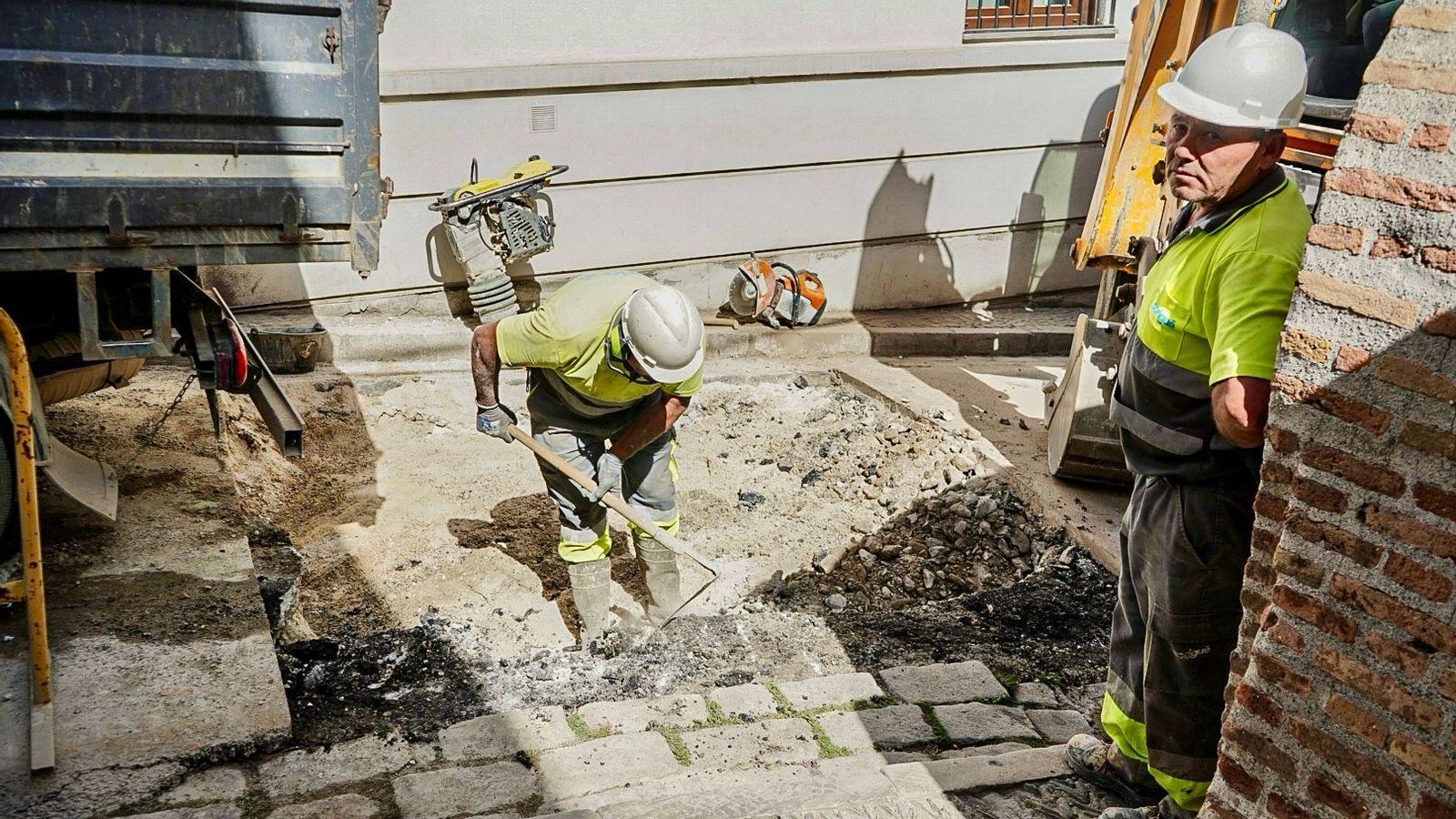 Trabajo de reparación de la calzada en la Cuesta del Chapiz