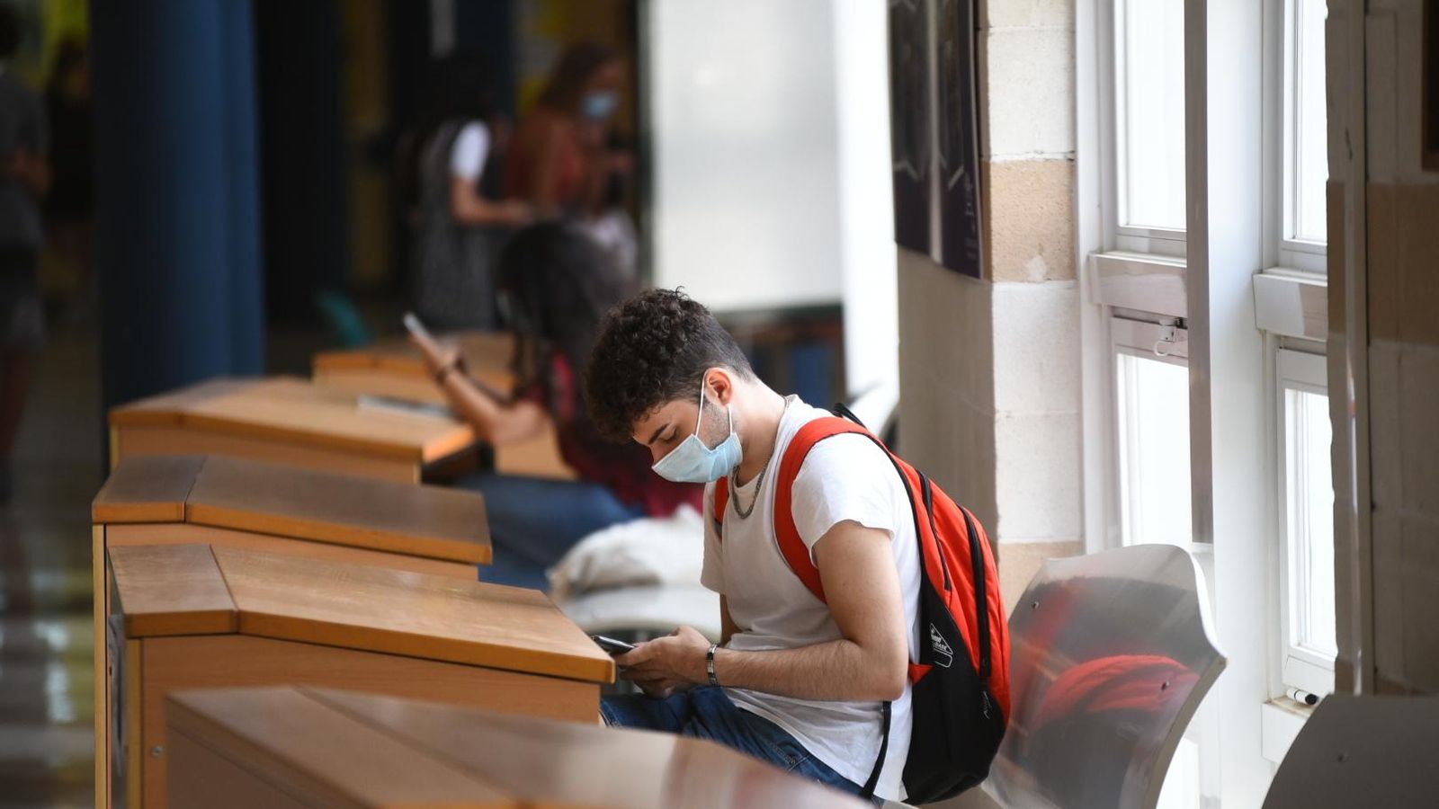Un joven consulta su móvil en el Aulario de Rabanales.