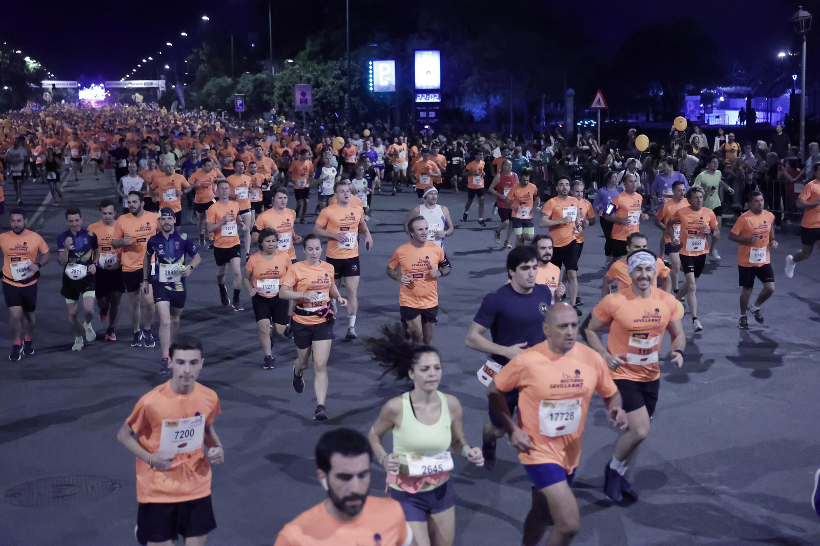 Búscate en la Carrera Nocturna de Sevilla (1)