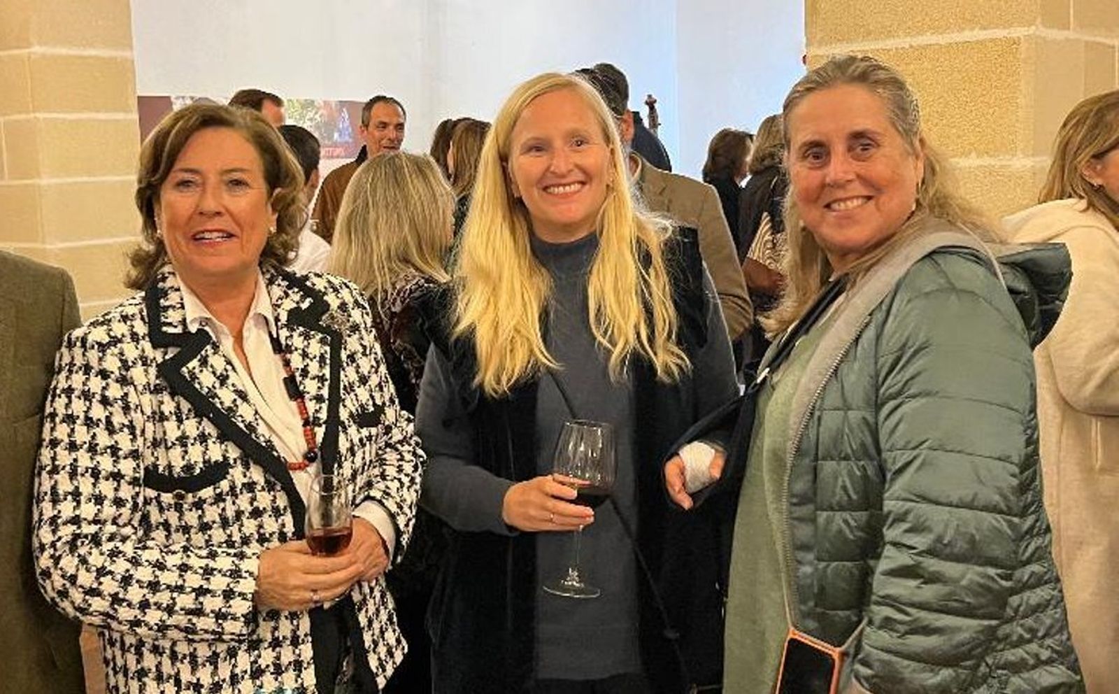 Ana Villota, Mimi Osborne e Inma Osborne, durante el cóctel.