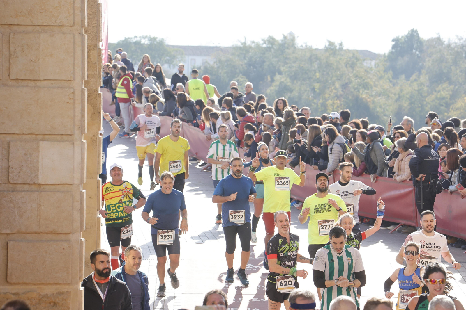 Media Maratón de Córdoba 2023: La gloria de cruzar la Puerta del Puente, en imágenes
