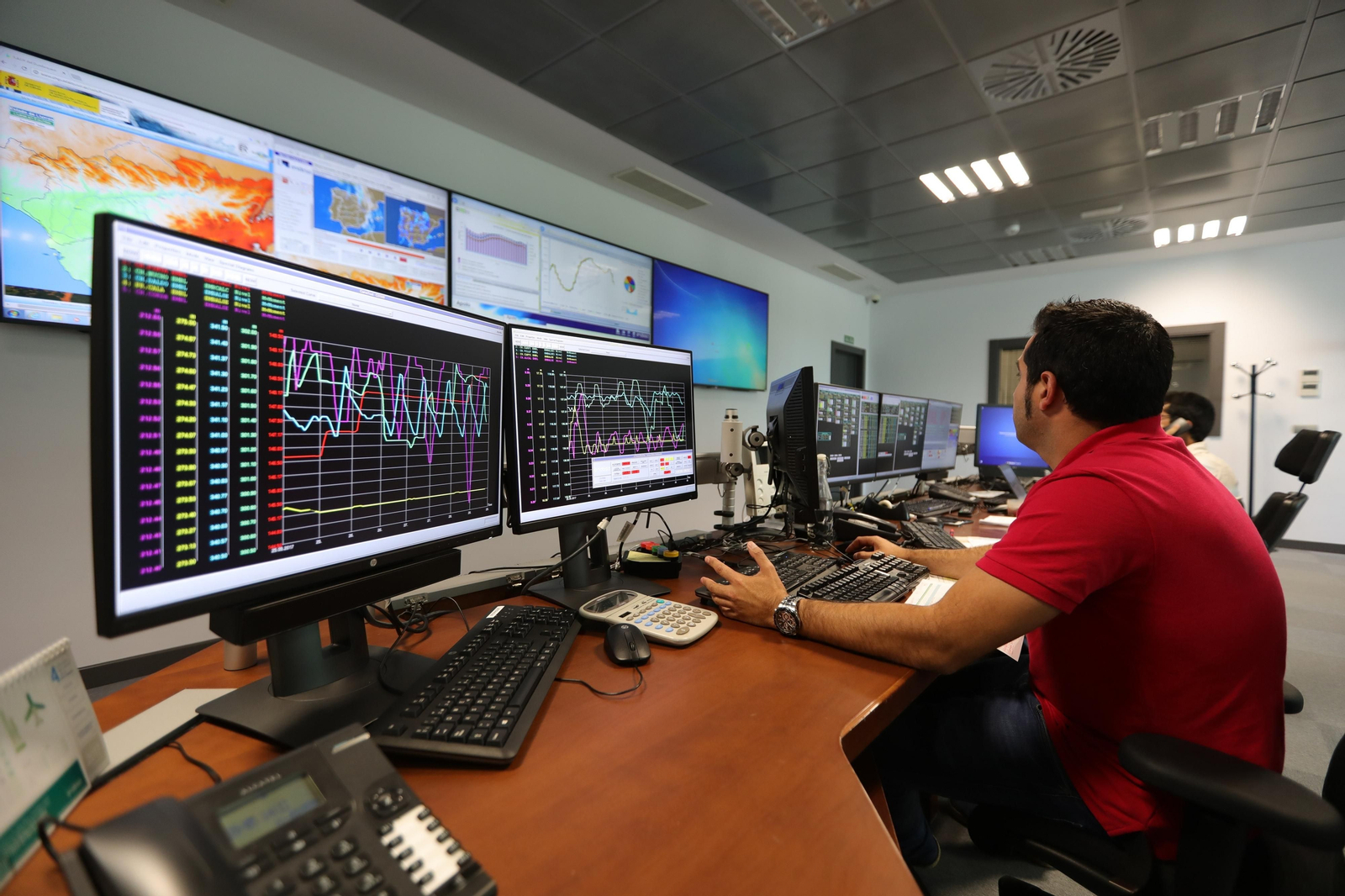 Trabajadores de Endesa en un centro de control.