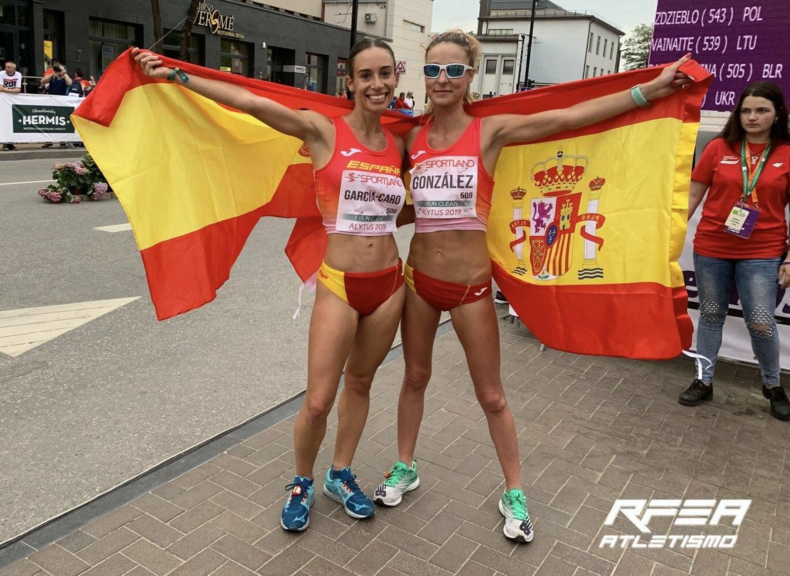 Laura García-Caro (izq.) y Raquel González, con la bandera de España tras la prueba.