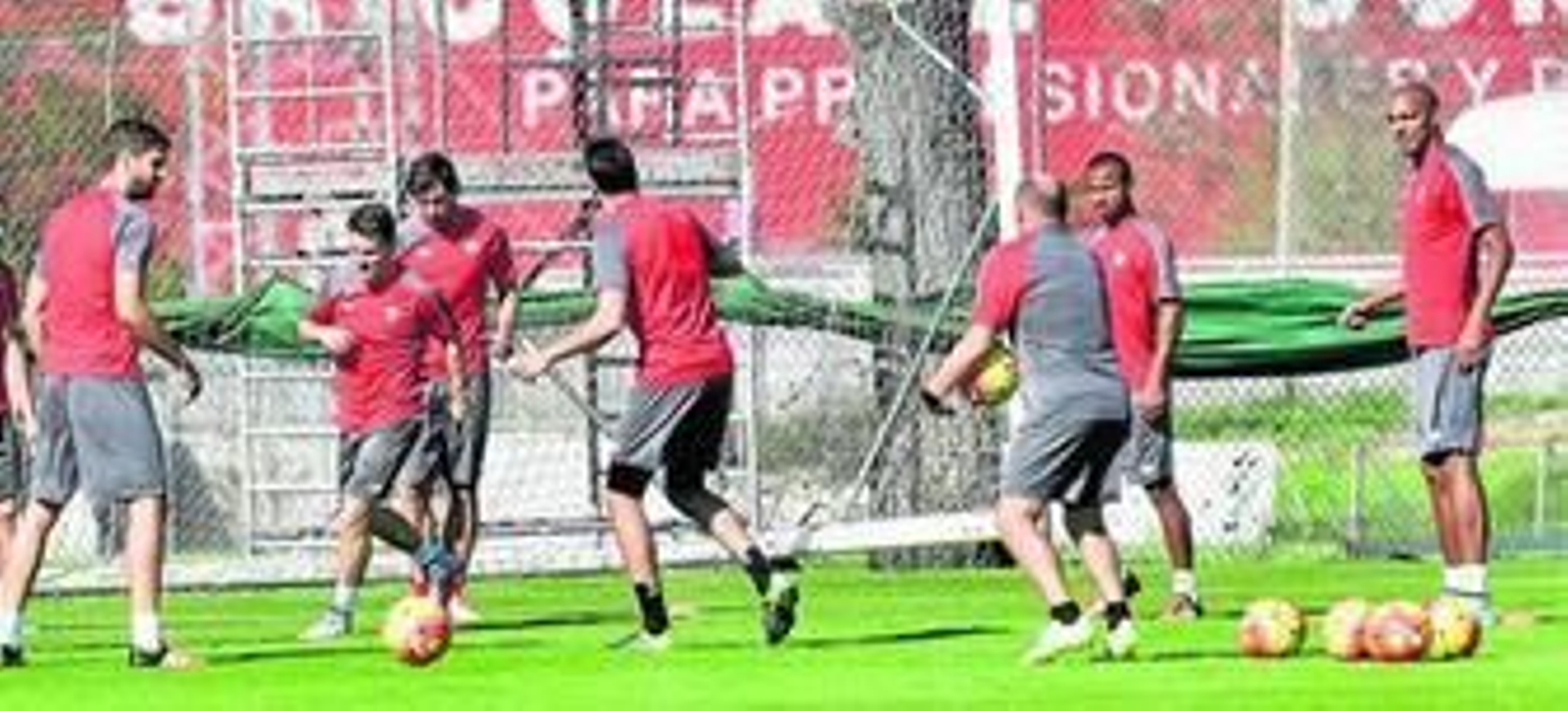 Llorente, Gameiro, Rami, Mariano y N'Zonzi atienden a una orden de Dimitri Cheryshev durante un entrenamiento.