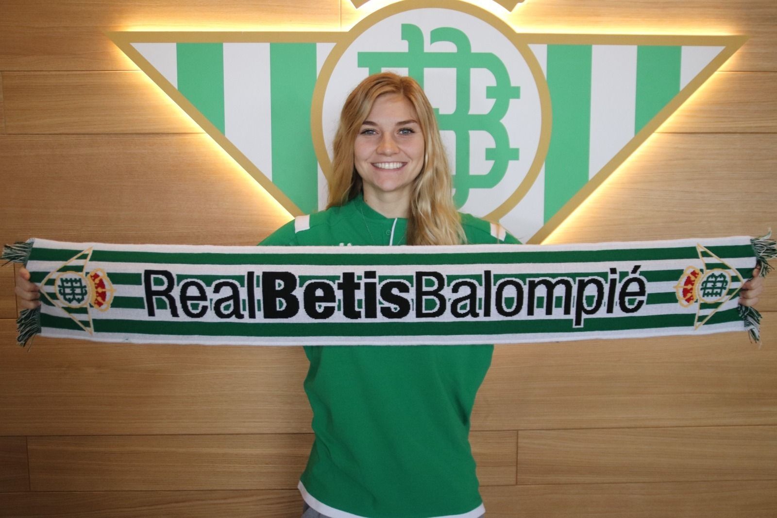 Samantha Dewey posa con una bufanda del Betis.