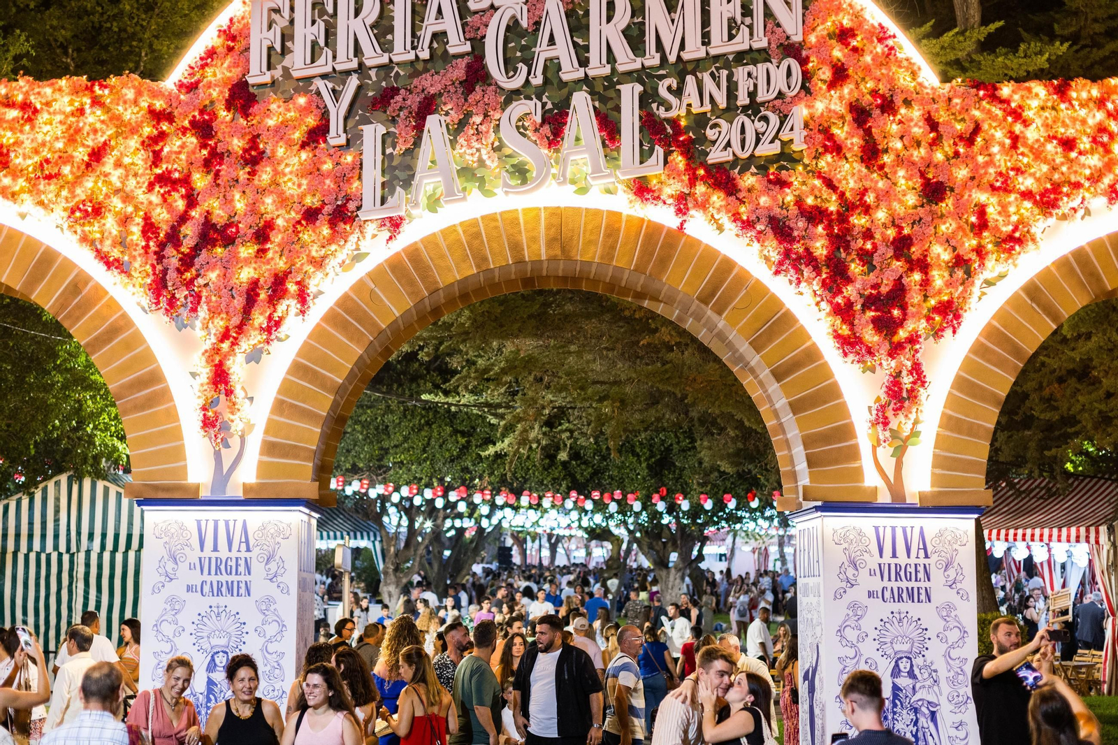 Las imágenes de la primera noche de la Feria del Carmen y de la Sal en San Fernando Las imágenes de la primera noche de la Feria del Carmen y de la Sal en San Fernando