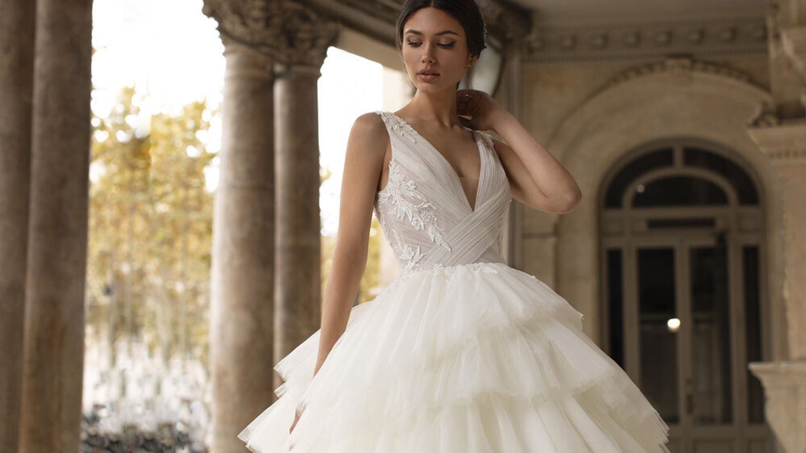 Cuerpo ceñido y volantes en esta propuesta de Pronovias.