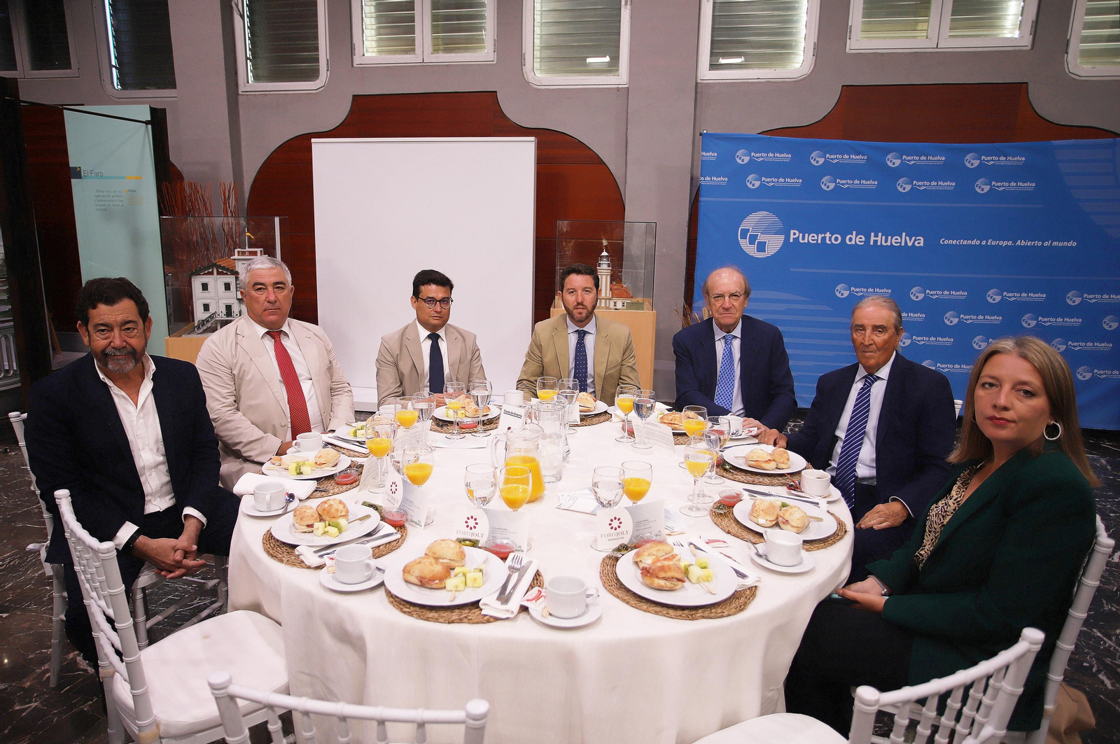 Imágenes del desayuno-coloquio con Jorge Paradela en el Foro Joly Andalucía