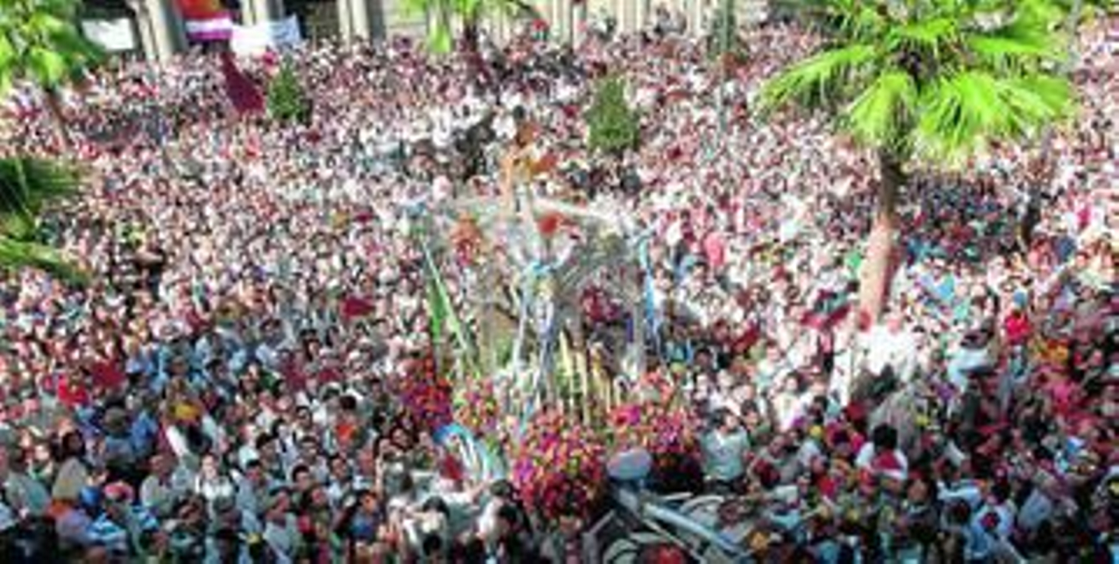 Una Plaza de la Constitución atestada de público recibió a la comitiva de Huelva que acercó el Simpecado hasta la puerta del Ayuntamiento.