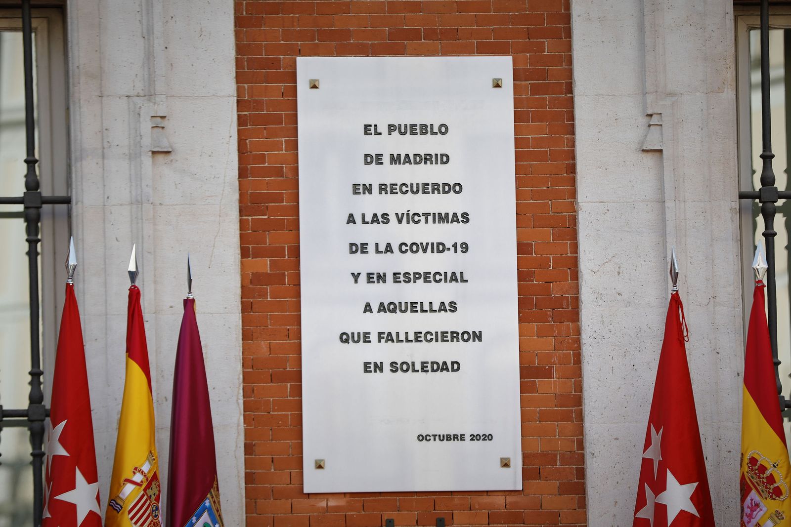 Una placa en la Puerta del Sol recuerda a las víctimas del coronavirus