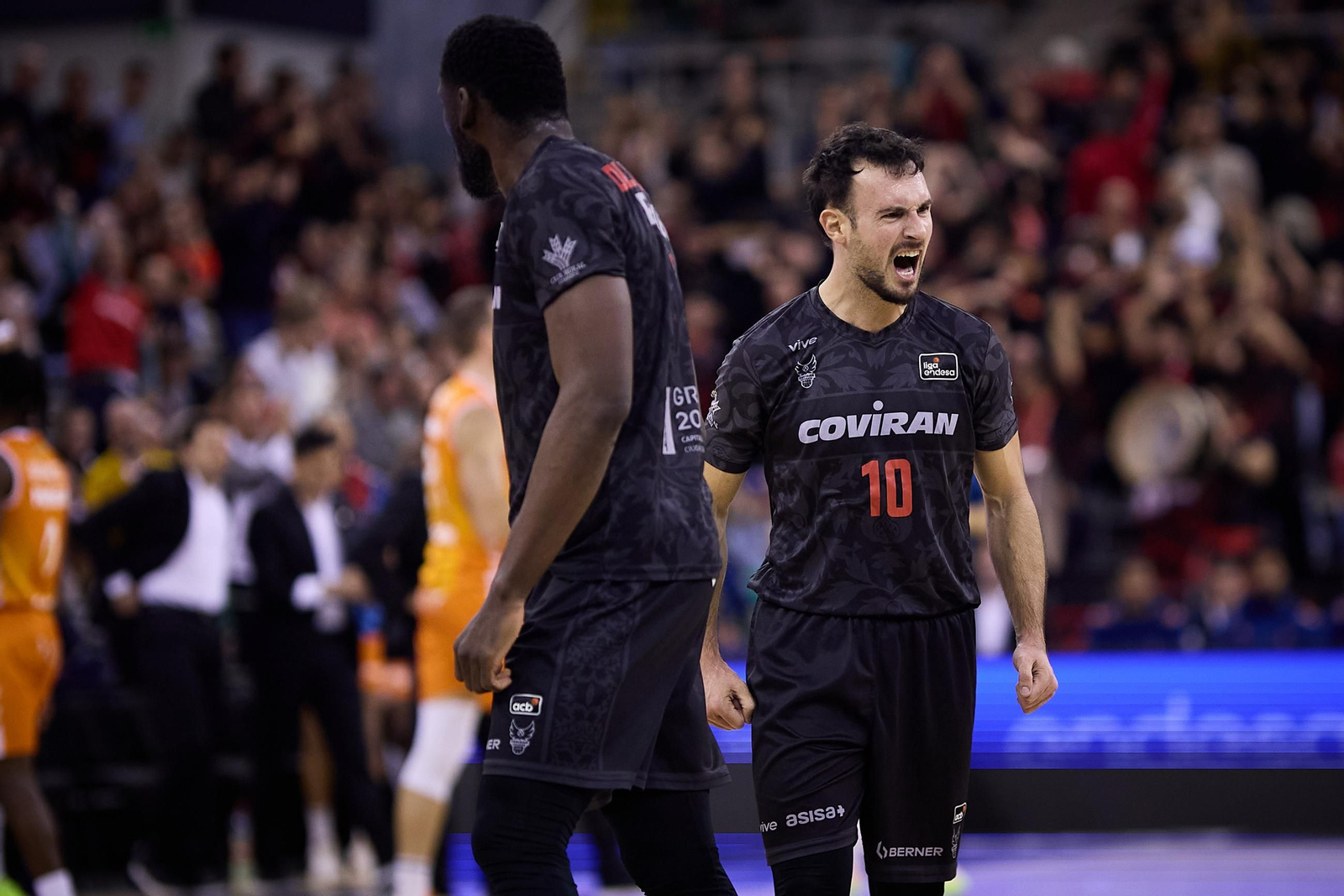 Lluís Costa celebra la victoria ante el Valencia Basket.