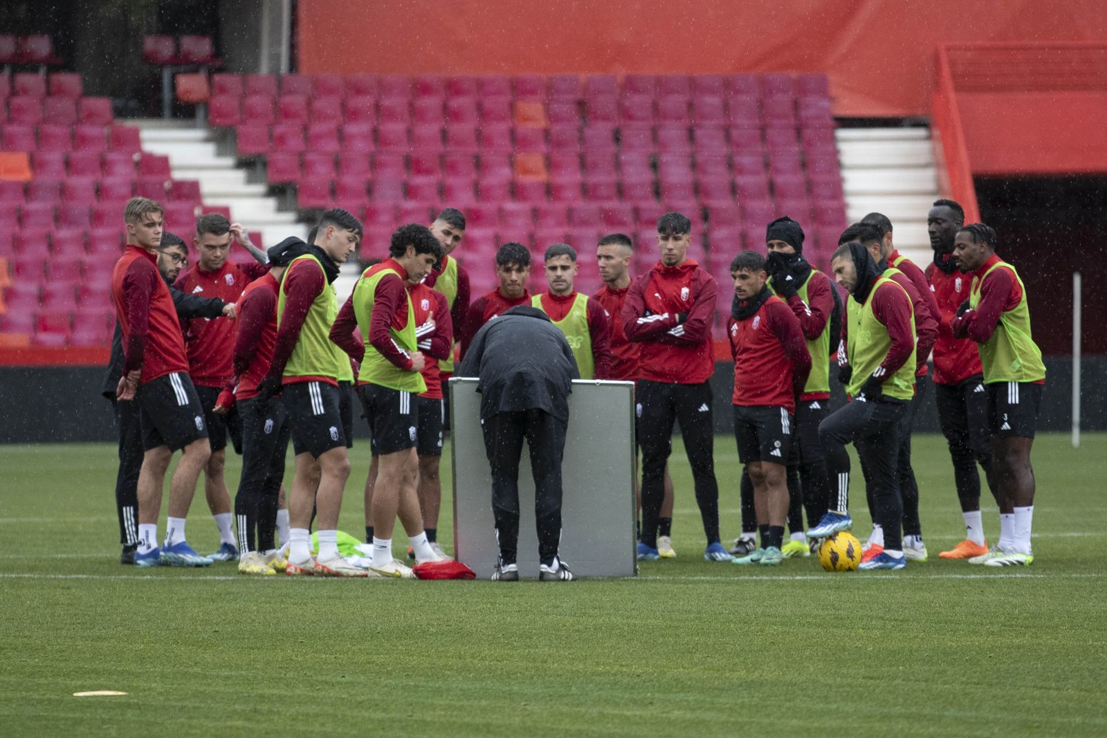 Las mejores imágenes del entrenamiento con público del Granada CF