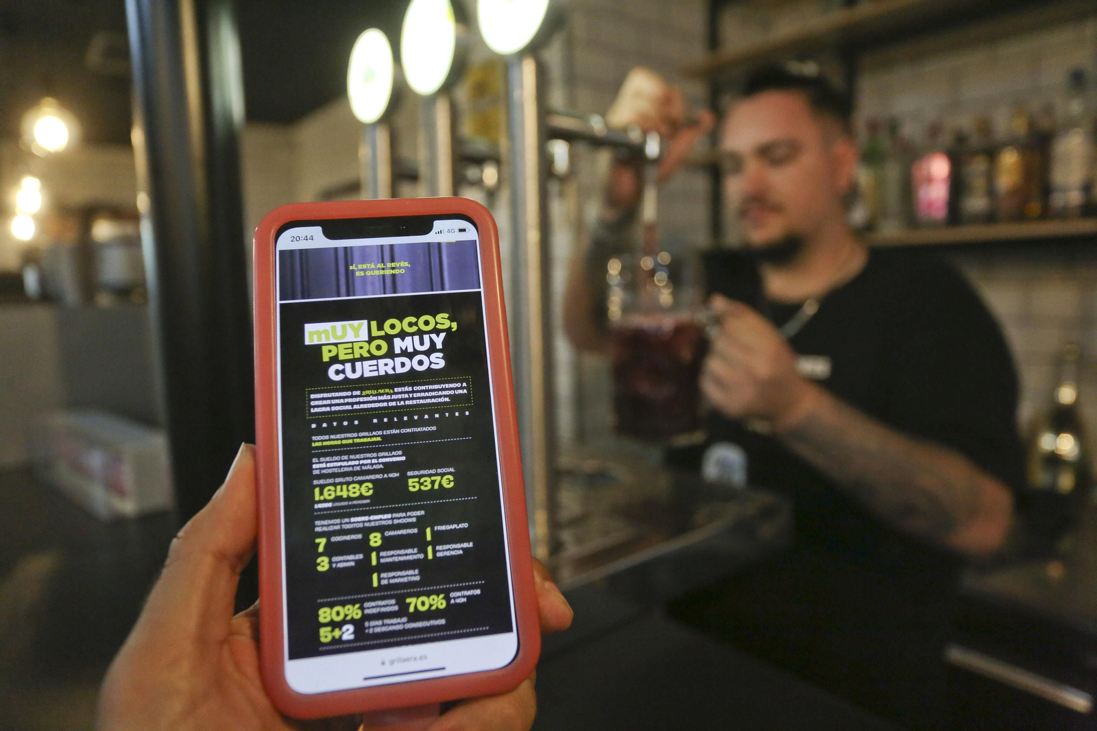 Esta es La Grillaera, el restaurante de Málaga que publica en la carta el sueldo de sus camareros