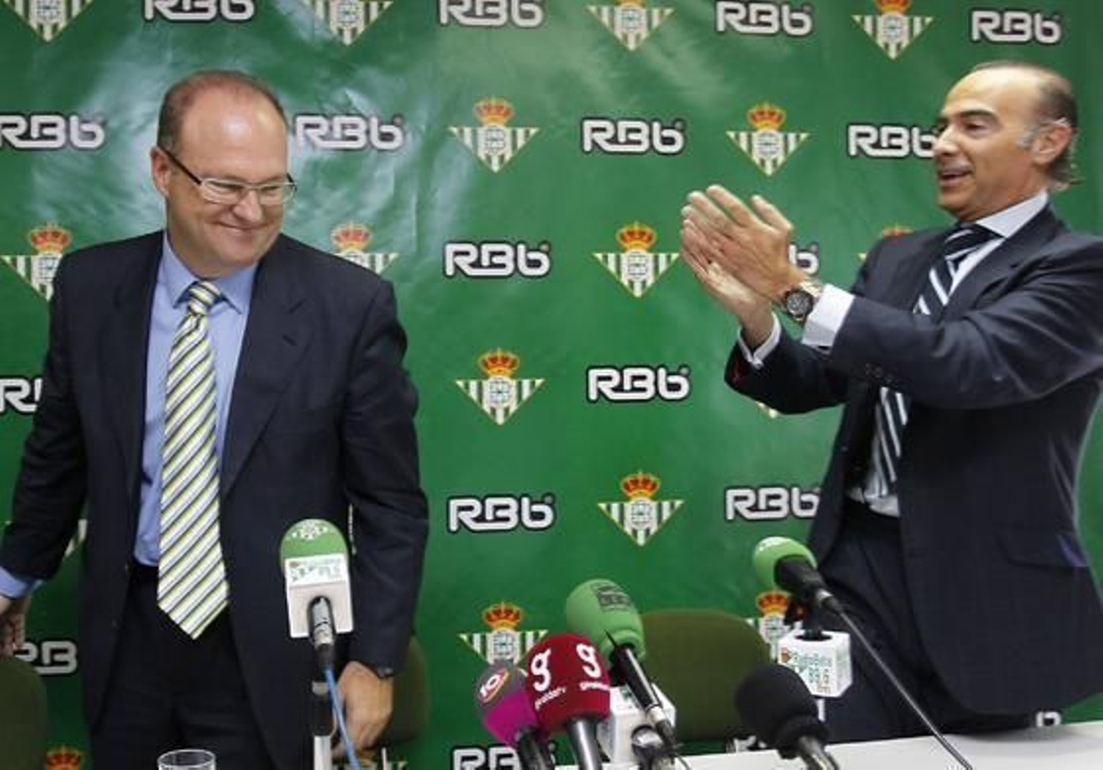 Oliver aplaude al nuevo entrenador en su presentación.  Foto: Antonio Pizarro