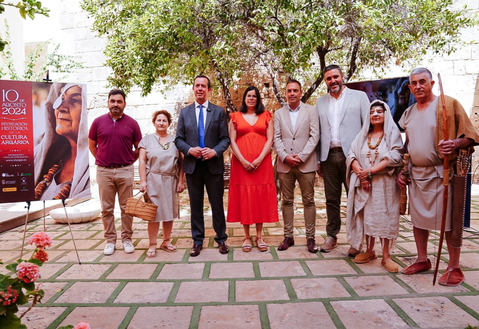 Autoridades políticas en la presentación de la iniciativa cultural.