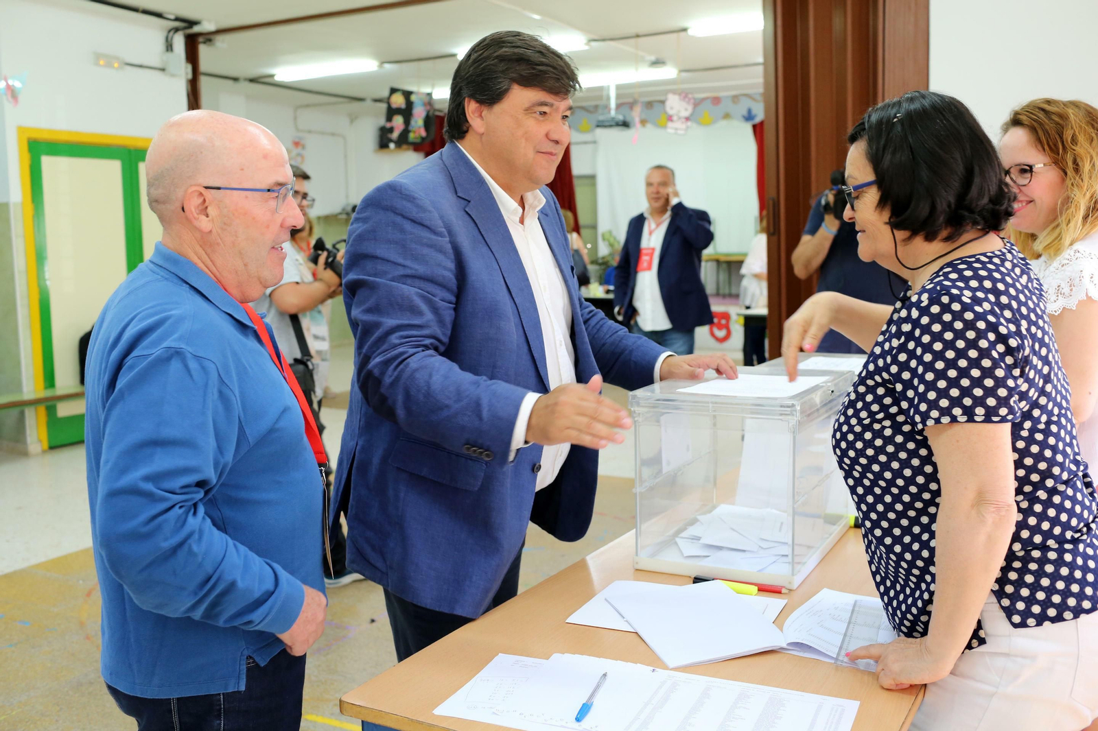Gabriel Cruz ha votado en el colegio Al-Andalus de la capital.