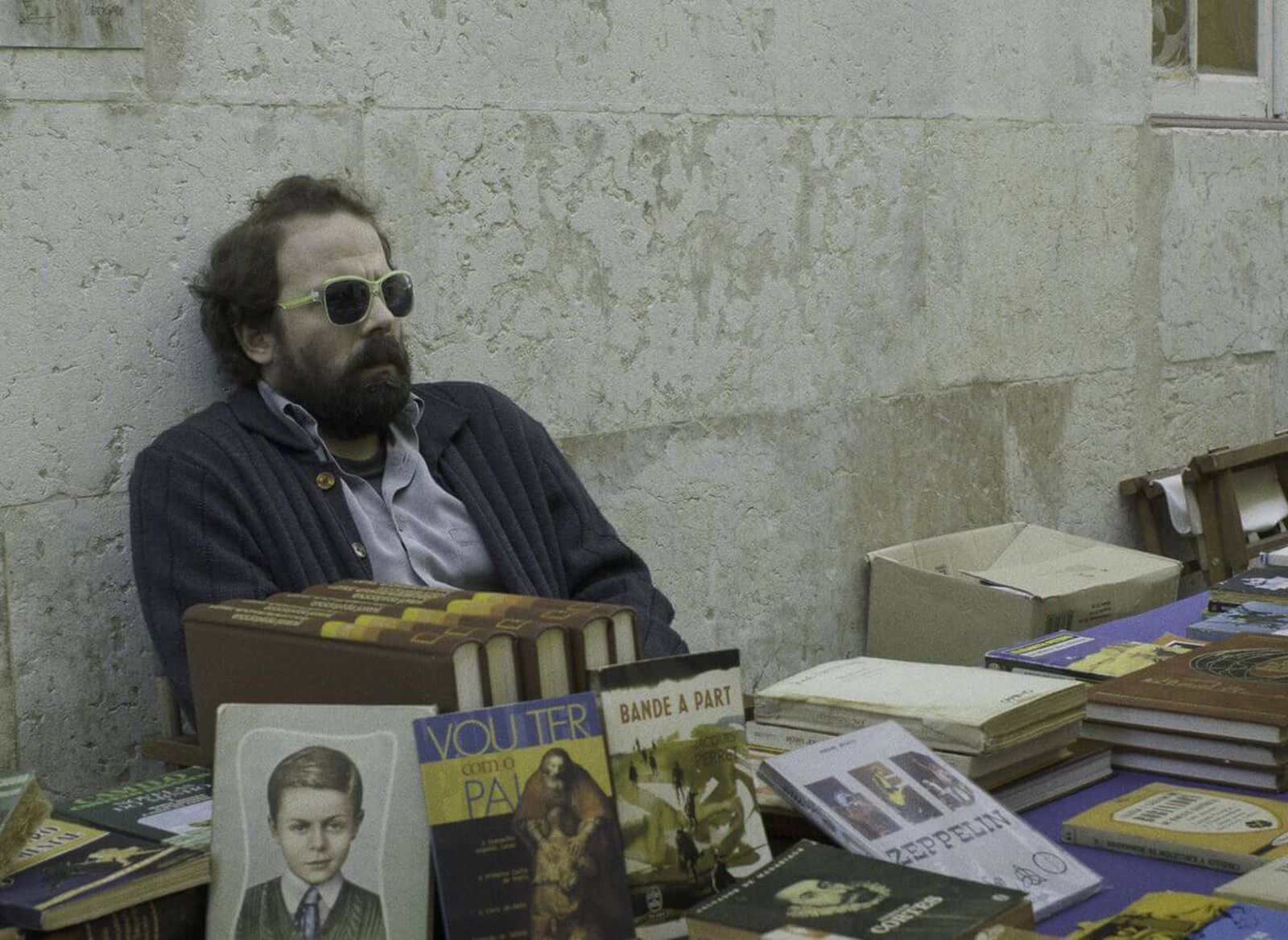 Ramiro en un puesto de libros de segunda mano en la película homónima de Manuel Mozos.