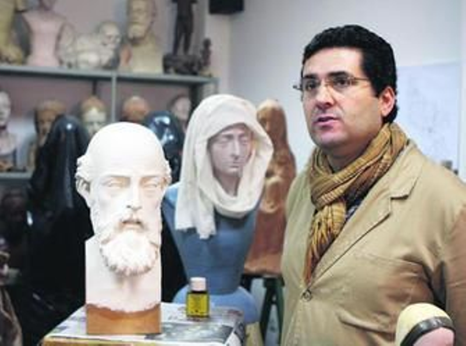 Salvador Madroñal, en su taller cerca de la plaza de Montesión, junto a un San Pedro para La Puebla de Cazalla.