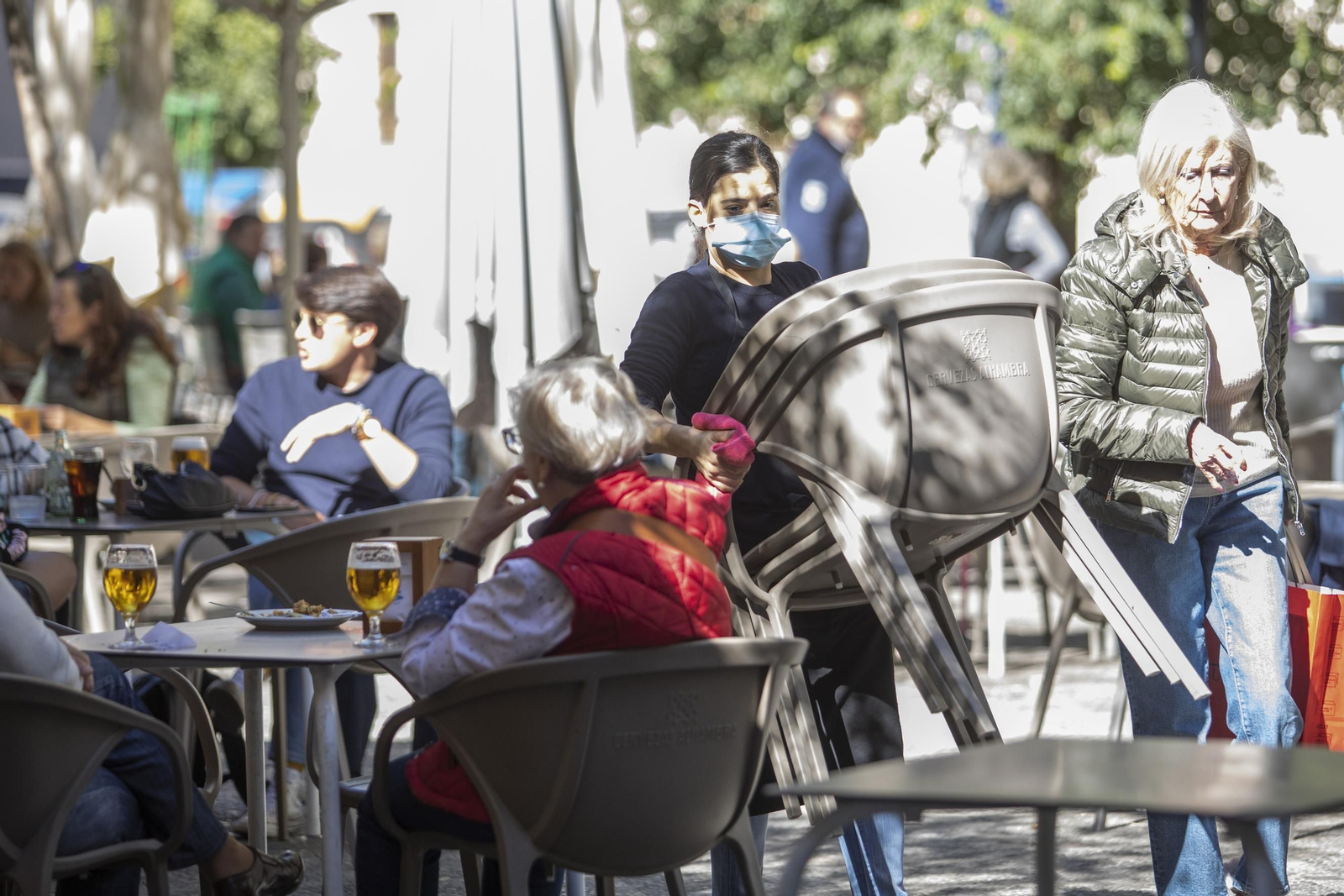 Las tasas de incidencia del coronavirus en Granada inician la semana a la baja